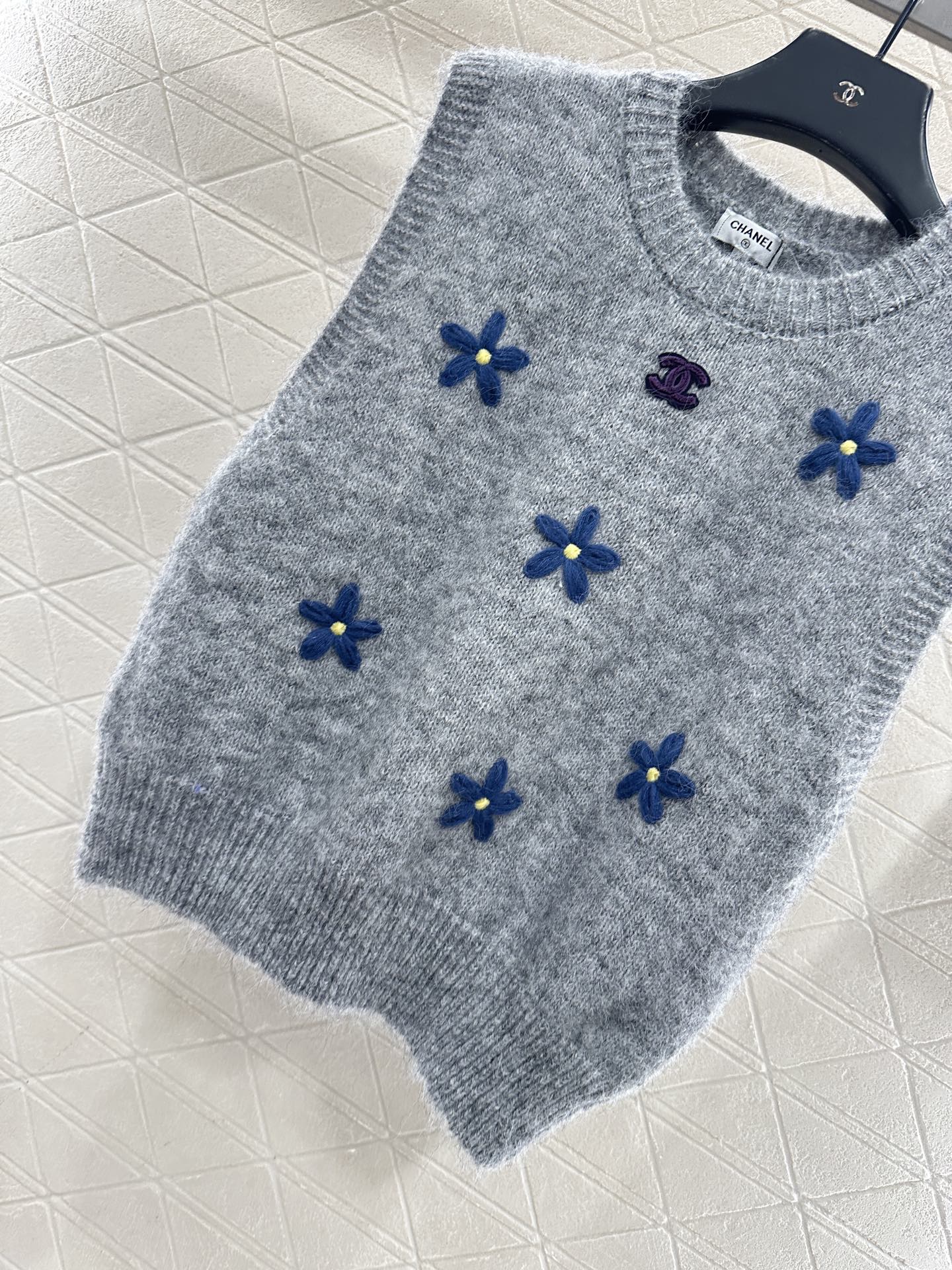 ♥Chane*♥2025新品上架 立体花朵针织马甲定制YB羊毛纱线织造，质感细腻，柔软舒适，圆领针织马甲