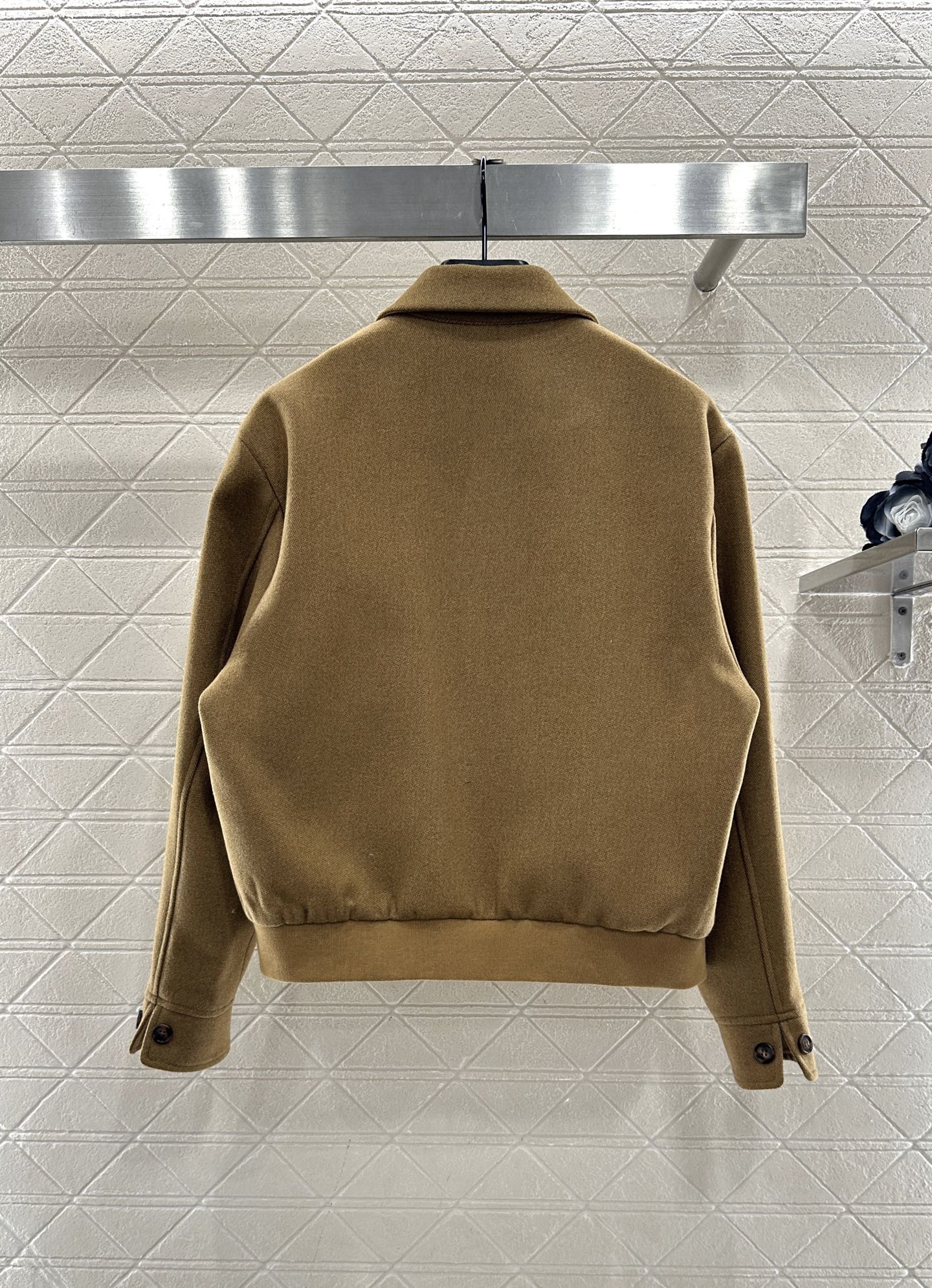 ♥Miumi*♥2025新品上架 翻领拉链夹克外套定制YB斜纹全棉材质，质感光泽，挺括有型，夹克外套版型