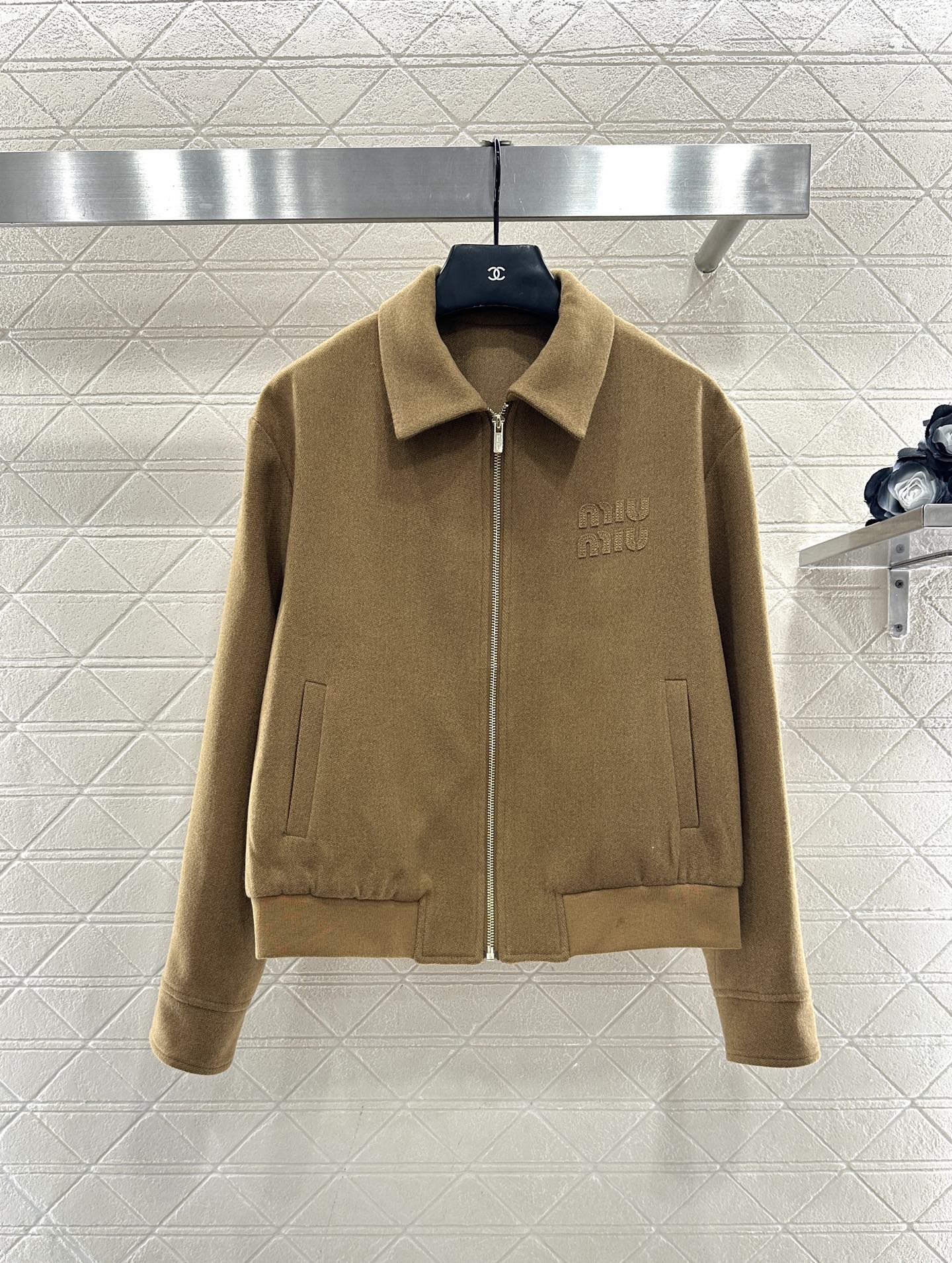 ♥Miumi*♥2025新品上架 翻领拉链夹克外套定制YB斜纹全棉材质，质感光泽，挺括有型，夹克外套版型