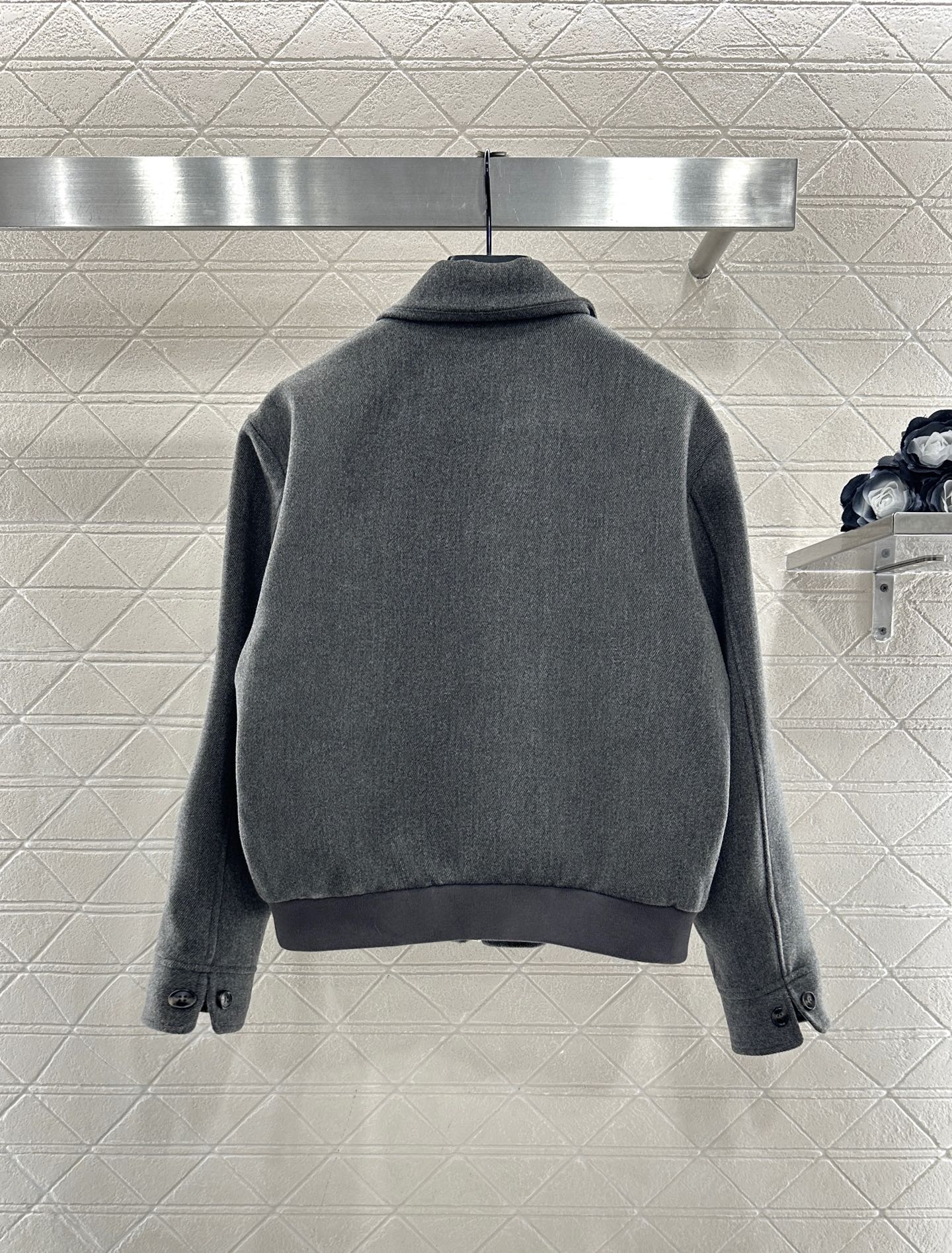 ♥Miumi*♥2025新品上架 翻领拉链夹克外套定制YB斜纹全棉材质，质感光泽，挺括有型，夹克外套版型