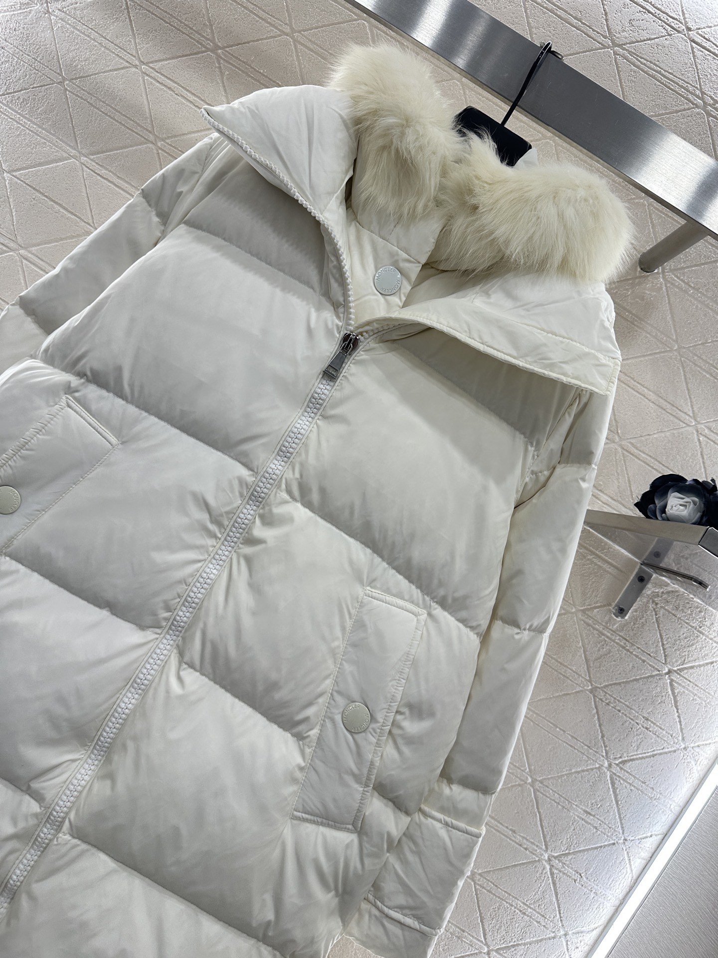 ♥Moncle*♥2025新品上架狐狸毛领假两件长款羽绒外套定制YB进口防风防水尼龙，可拆卸狐狸毛领装饰
