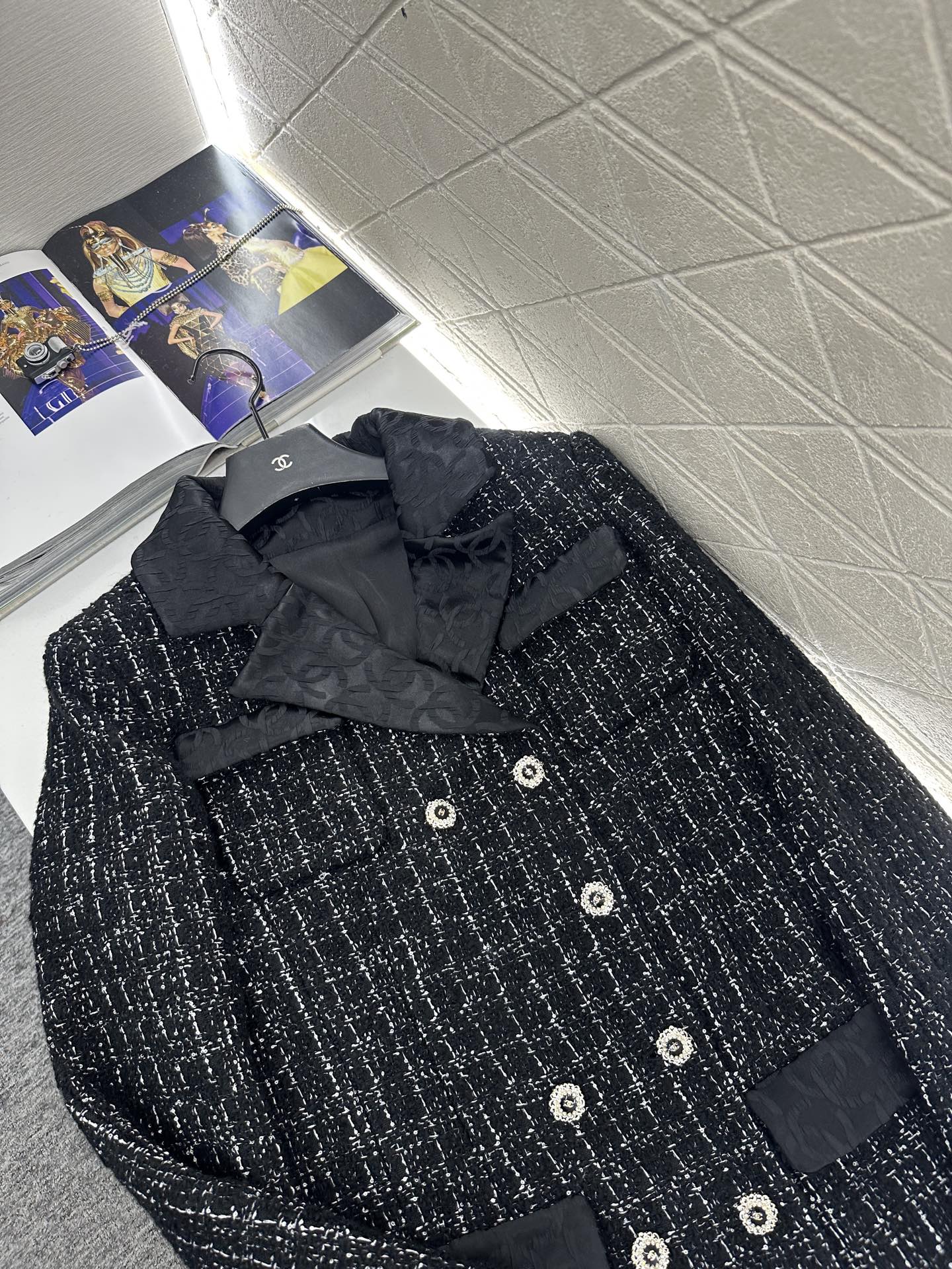 ♥Chane*♥2025新品上架 粗花呢翻领洋装外套定制YB进口粗纺羊绒毛呢材质，肌理明显，质感上乘，粗