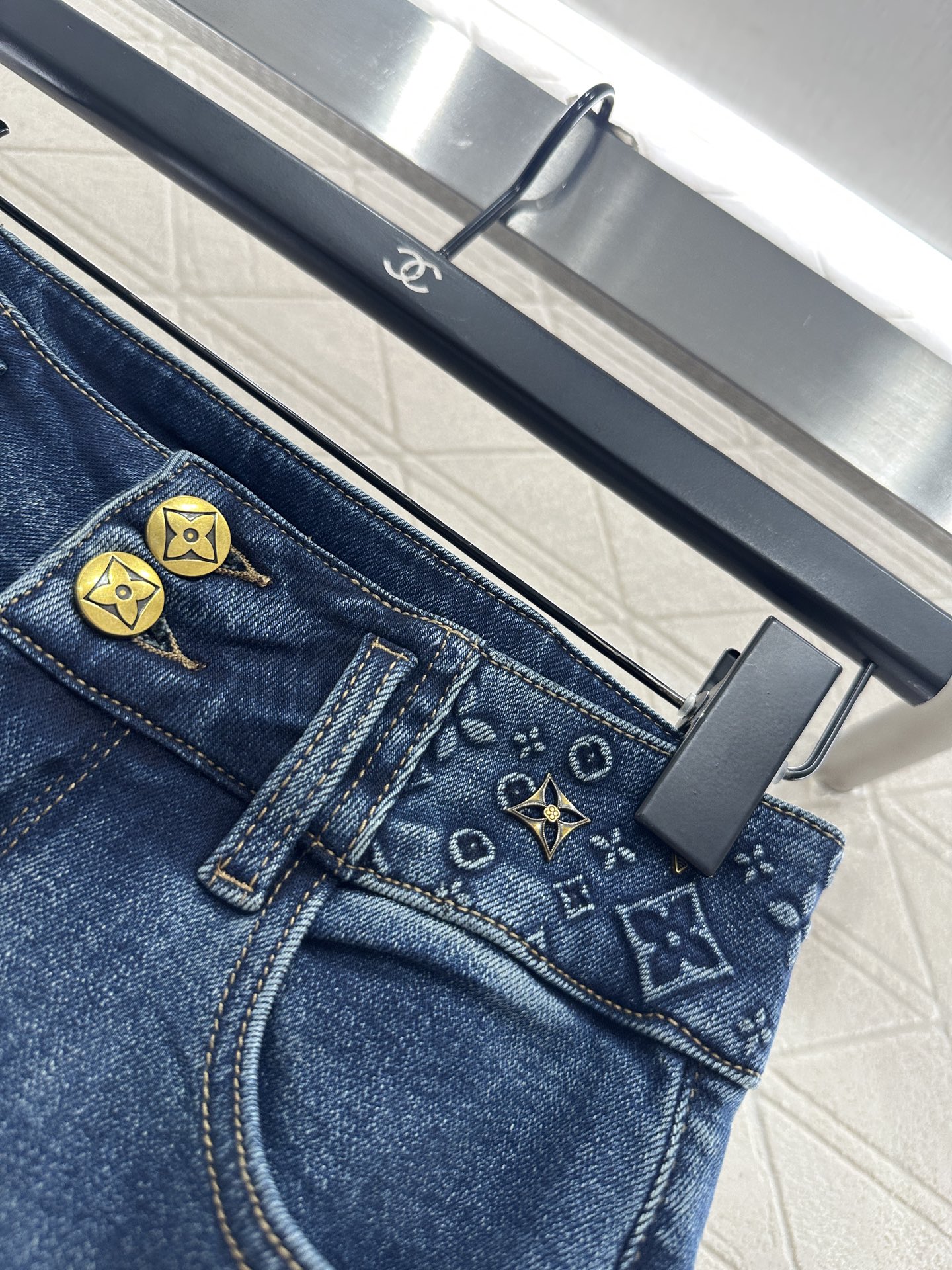 ♥Louis vuitto*♥2025新品上架 复古加绒铅笔牛仔裤定制YB斜纹棉牛仔材质，面料柔软舒适，