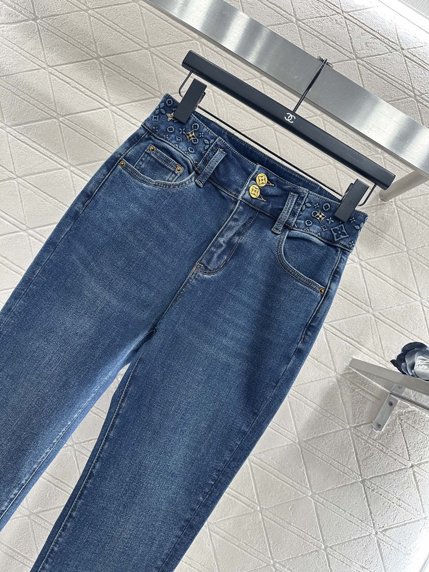 ♥Louis vuitto*♥2025新品上架 复古加绒铅笔牛仔裤定制YB斜纹棉牛仔材质，面料柔软舒适，