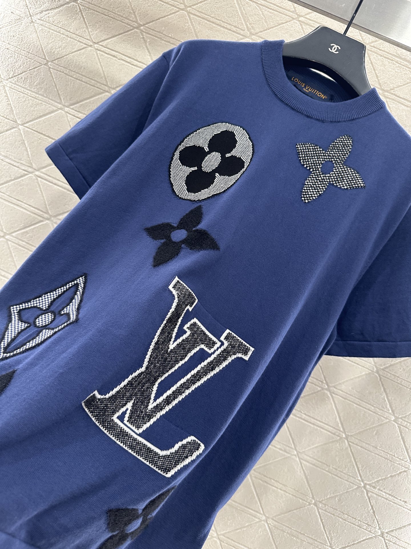 ♥Louis Vuitto*♥2025新品上架 圆领四叶草徽标短袖定制YB斜纹全棉纱线织造，穿搭舒适，质