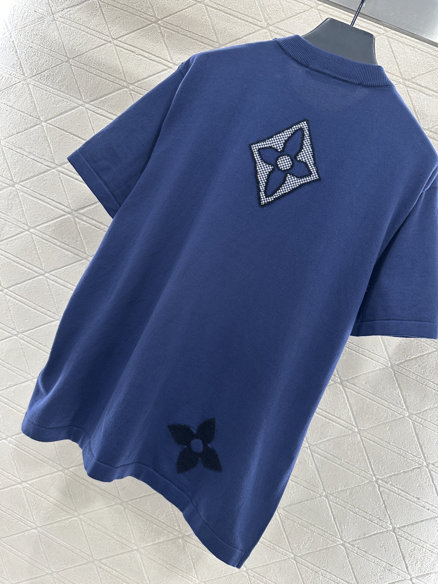 ♥Louis Vuitto*♥2025新品上架 圆领四叶草徽标短袖定制YB斜纹全棉纱线织造，穿搭舒适，质