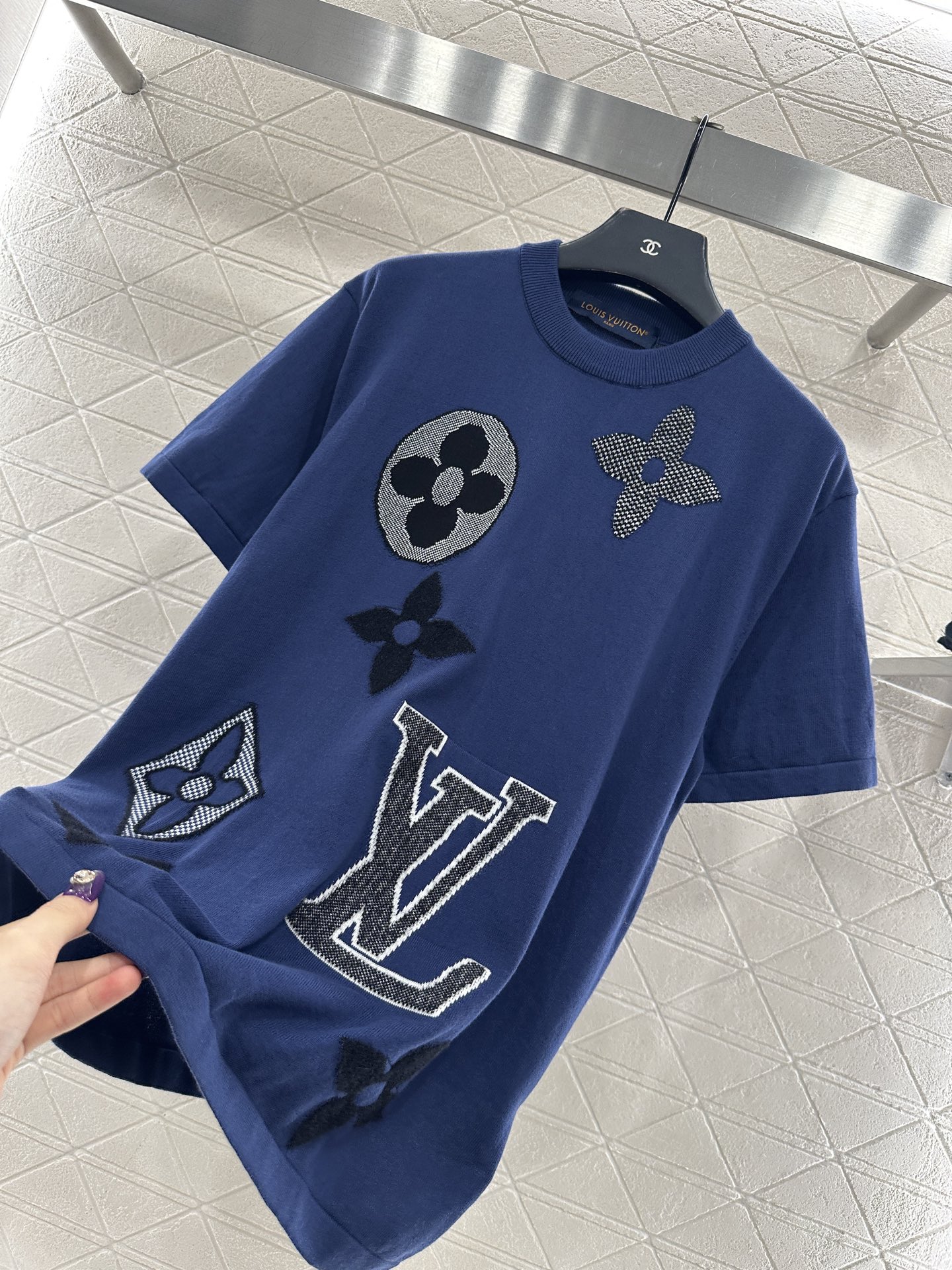 ♥Louis Vuitto*♥2025新品上架 圆领四叶草徽标短袖定制YB斜纹全棉纱线织造，穿搭舒适，质