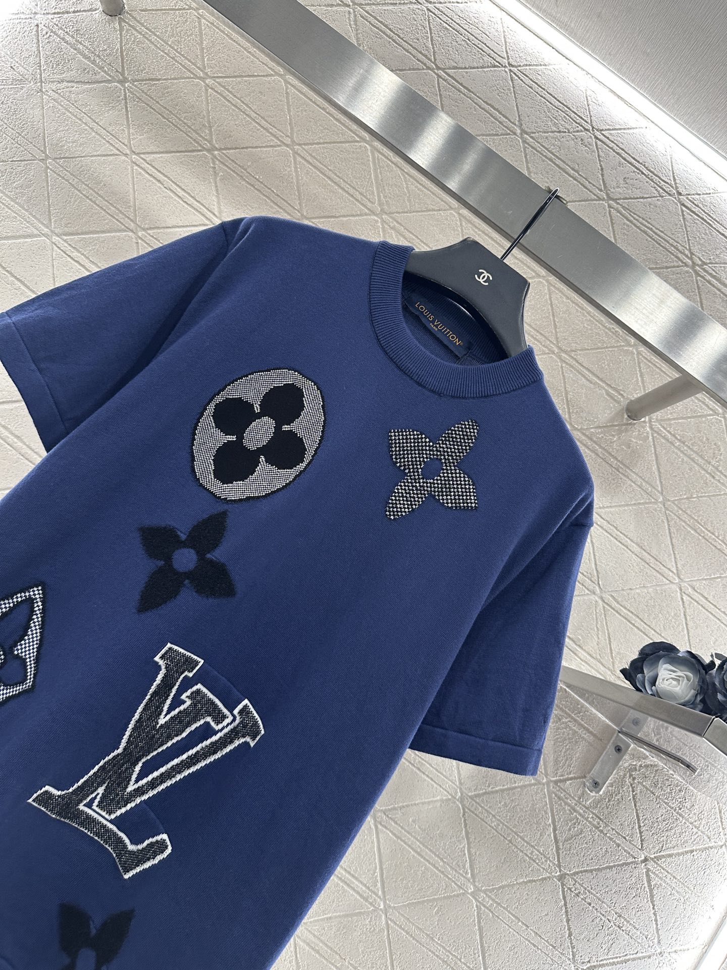 ♥Louis Vuitto*♥2025新品上架 圆领四叶草徽标短袖定制YB斜纹全棉纱线织造，穿搭舒适，质