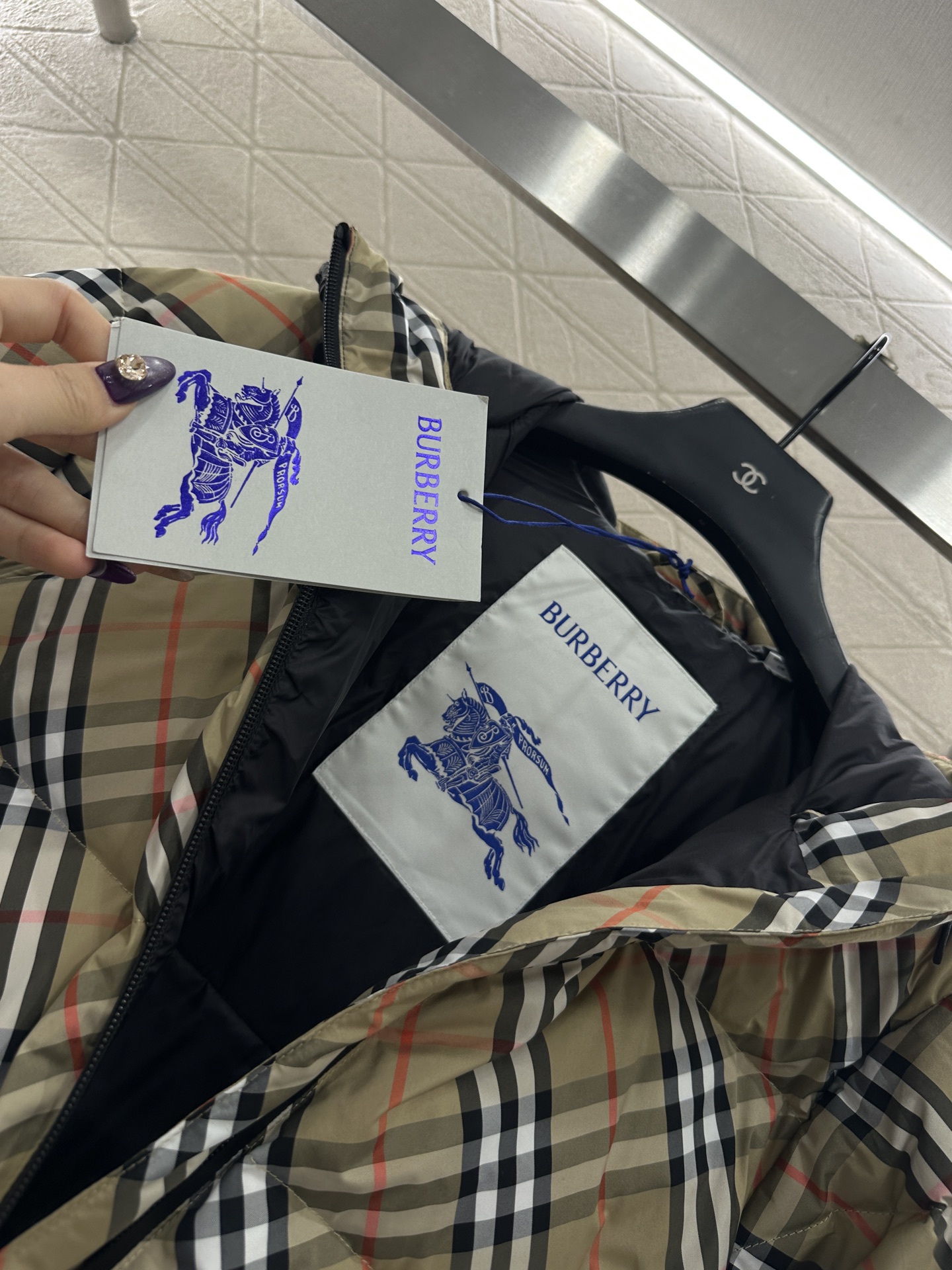 ♥BBR*♥2025新品上架 连帽格纹中长款羽绒服定制YB防风防水尼龙材质，质感上乘，抽绳调节松紧的连帽