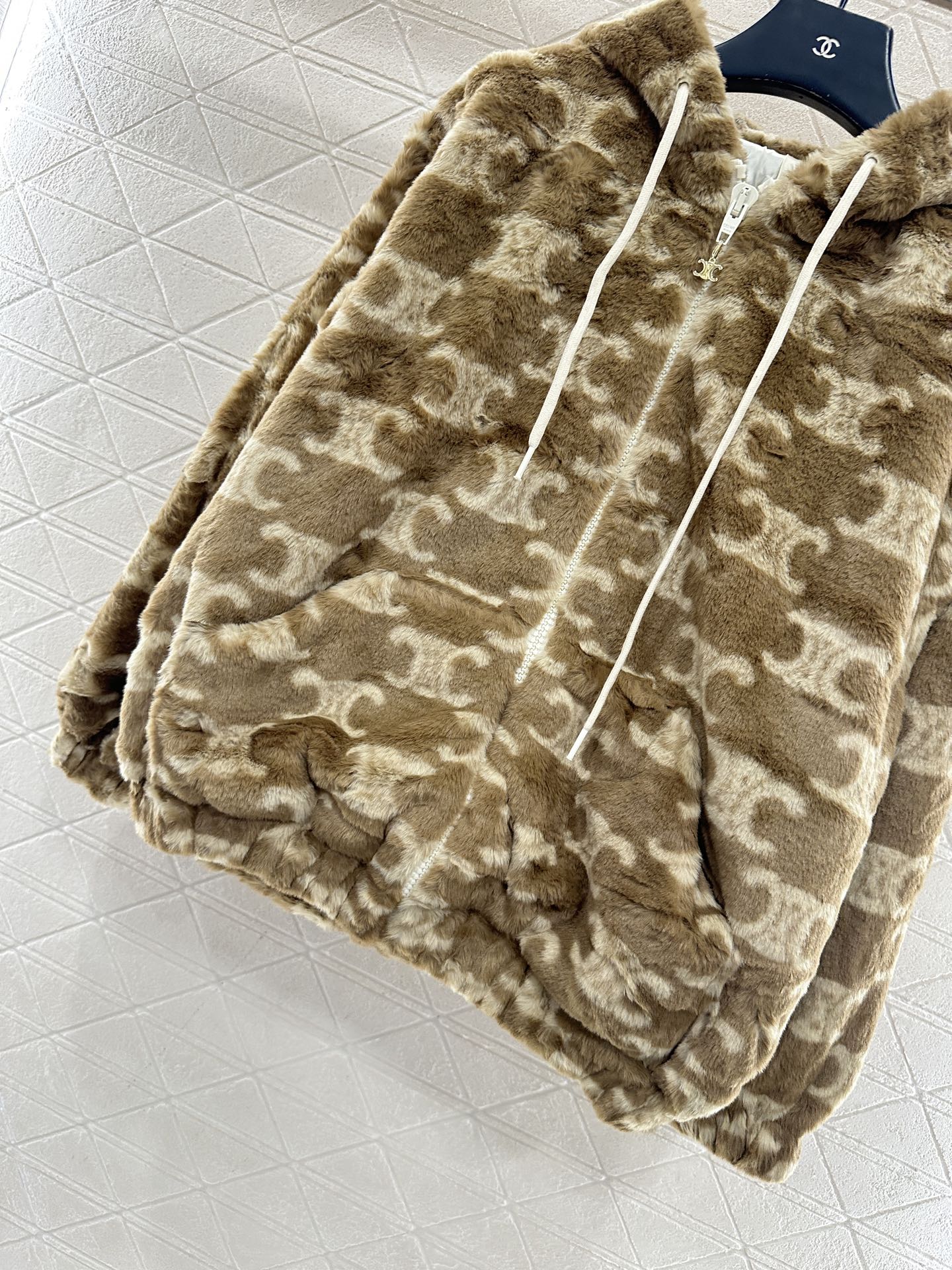 ♥Celin*♥2025新品上架 泰迪连帽提花拉链外套定制YB泰迪羊羔毛材质，成衣质感品相绝佳，连帽抽绳