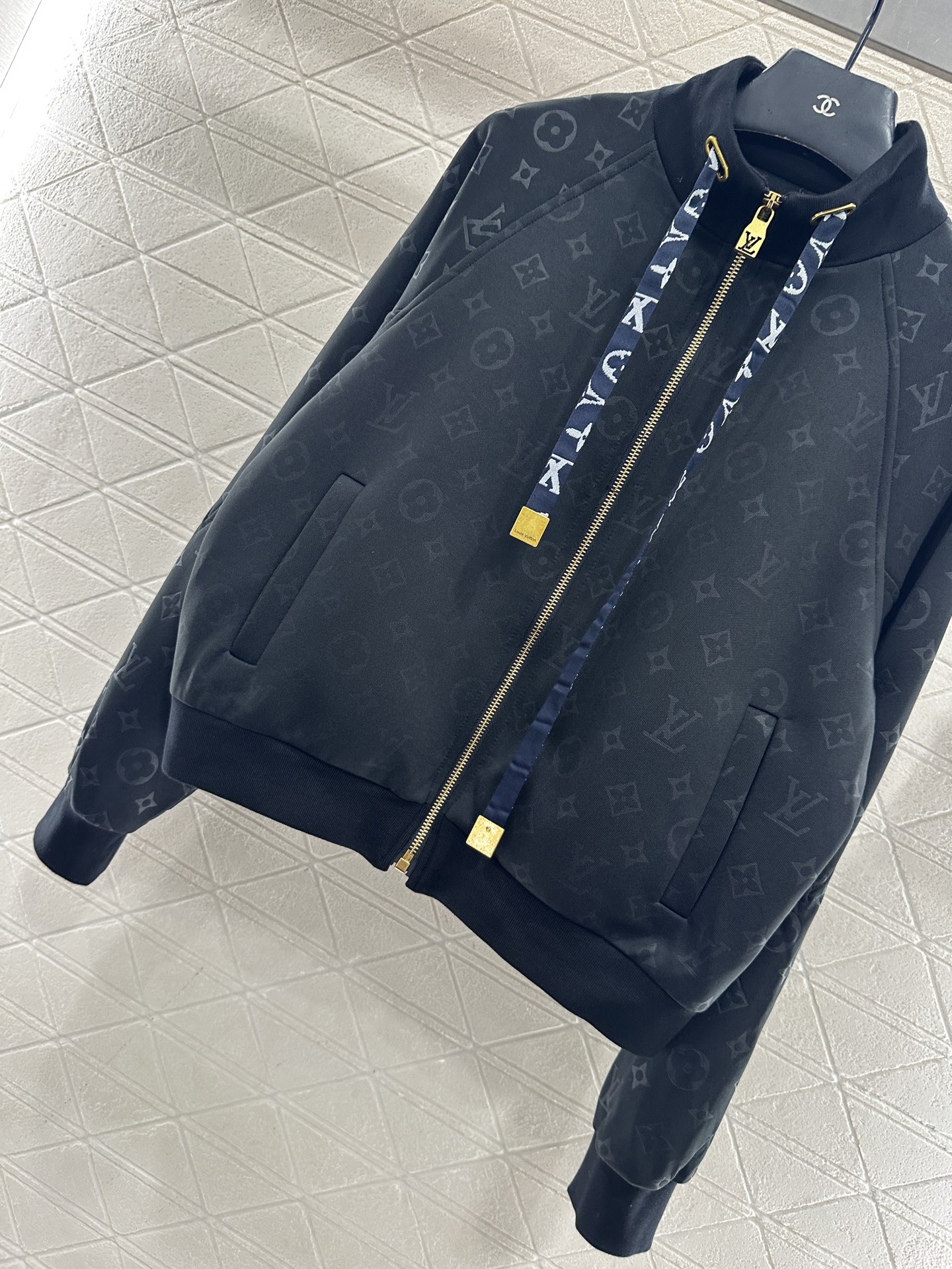 ♥Louis vuitto*♥2025新品上架 暗纹抽绳外套长裤套装定制YB压花空气棉材质，秋冬保暖厚度