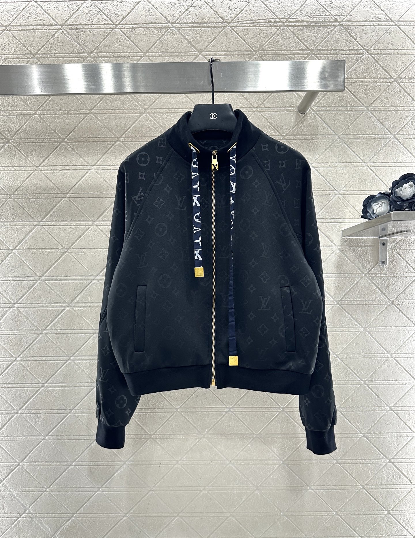 ♥Louis vuitto*♥2025新品上架 暗纹抽绳外套长裤套装定制YB压花空气棉材质，秋冬保暖厚度