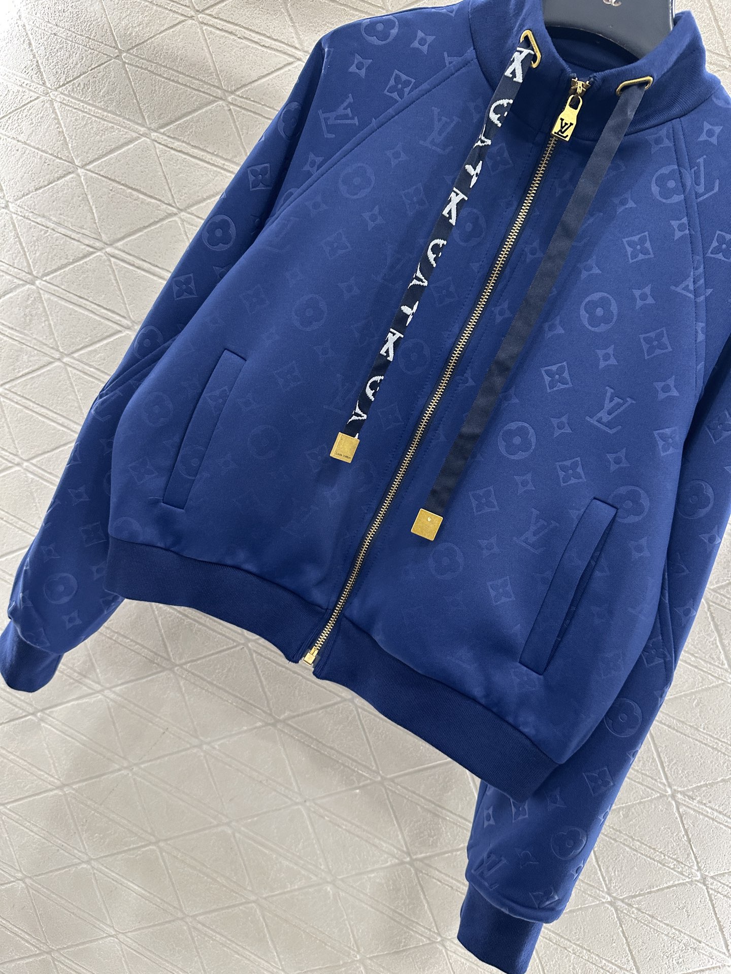 ♥Louis vuitto*♥2025新品上架 暗纹抽绳外套长裤套装定制YB压花空气棉材质，秋冬保暖厚度