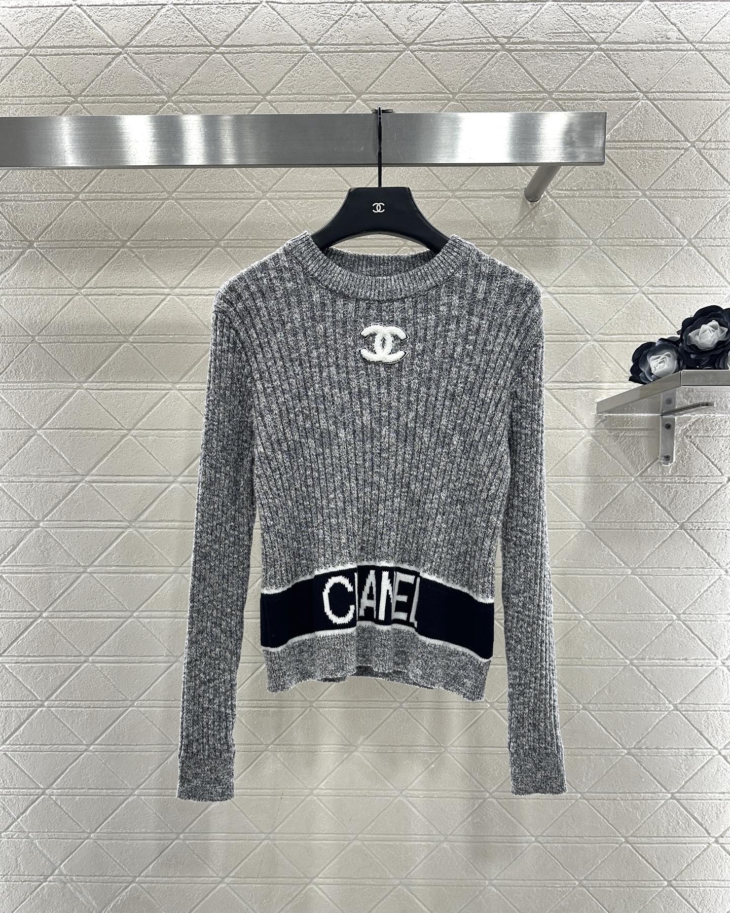 ♥Chane*♥2025新品上架 竖坑条针织套头毛衣定制YB羊毛纱线织造，质感细腻，穿搭舒适，圆领修身套