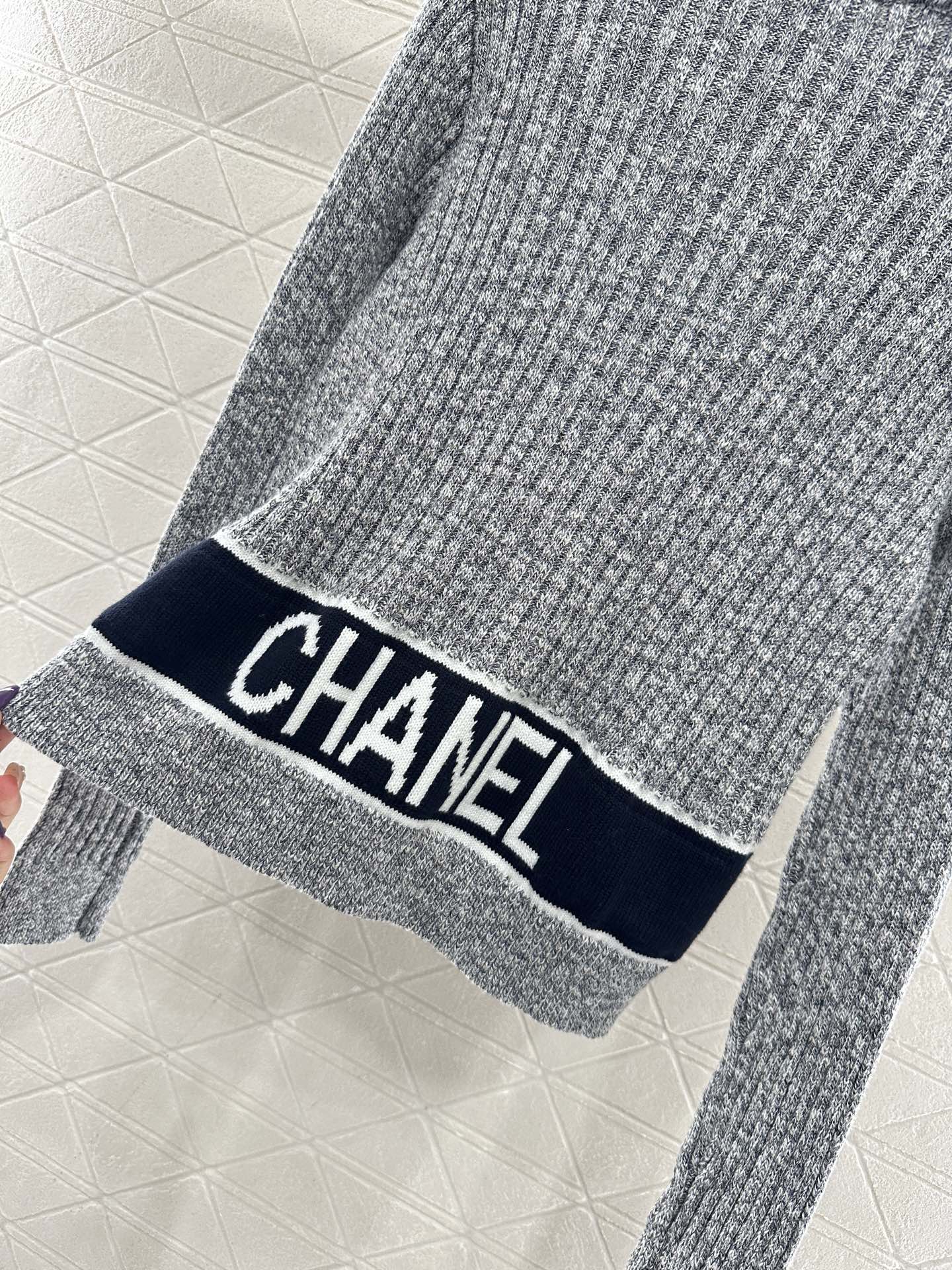 ♥Chane*♥2025新品上架 竖坑条针织套头毛衣定制YB羊毛纱线织造，质感细腻，穿搭舒适，圆领修身套