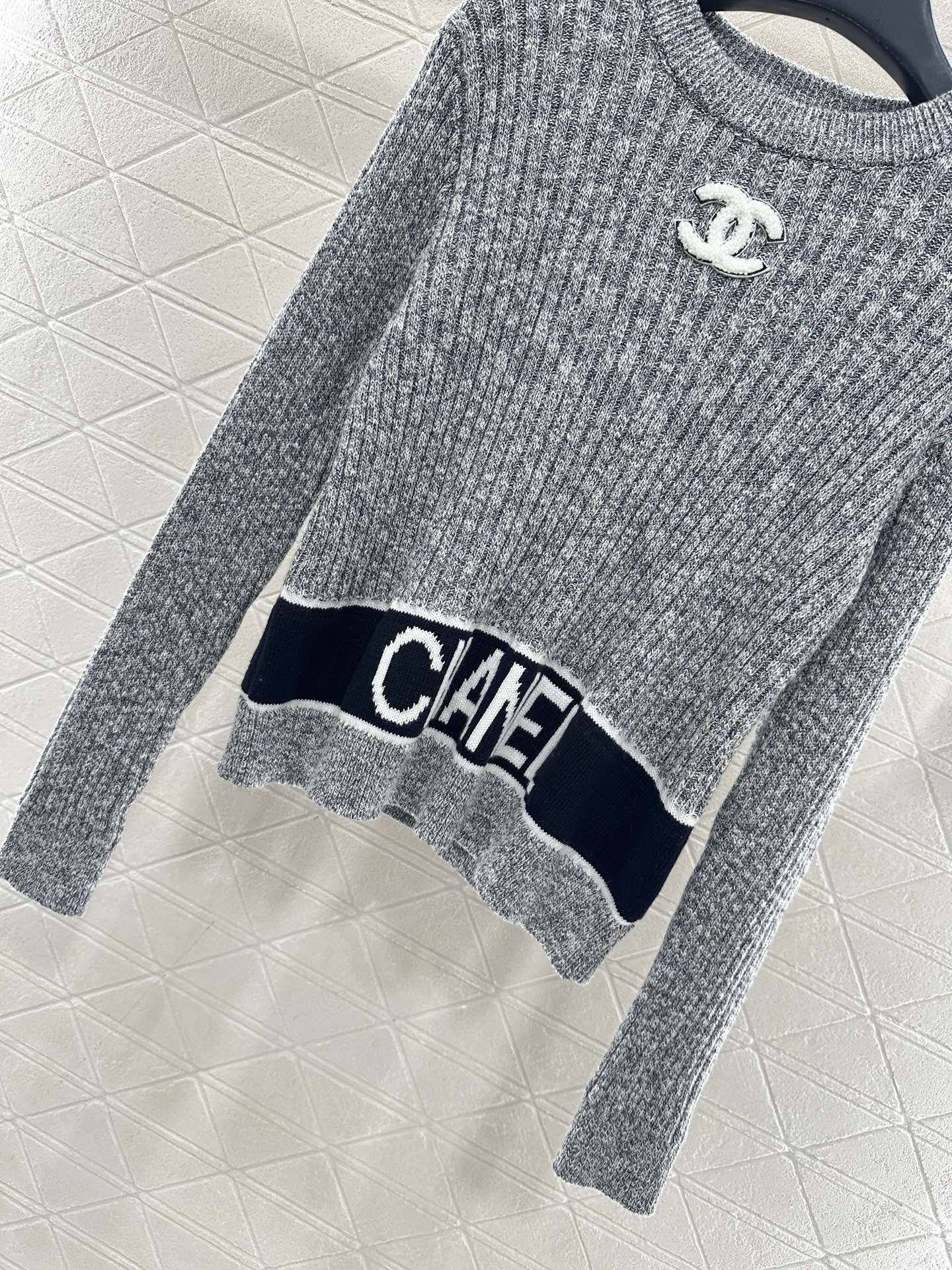 ♥Chane*♥2025新品上架 竖坑条针织套头毛衣定制YB羊毛纱线织造，质感细腻，穿搭舒适，圆领修身套