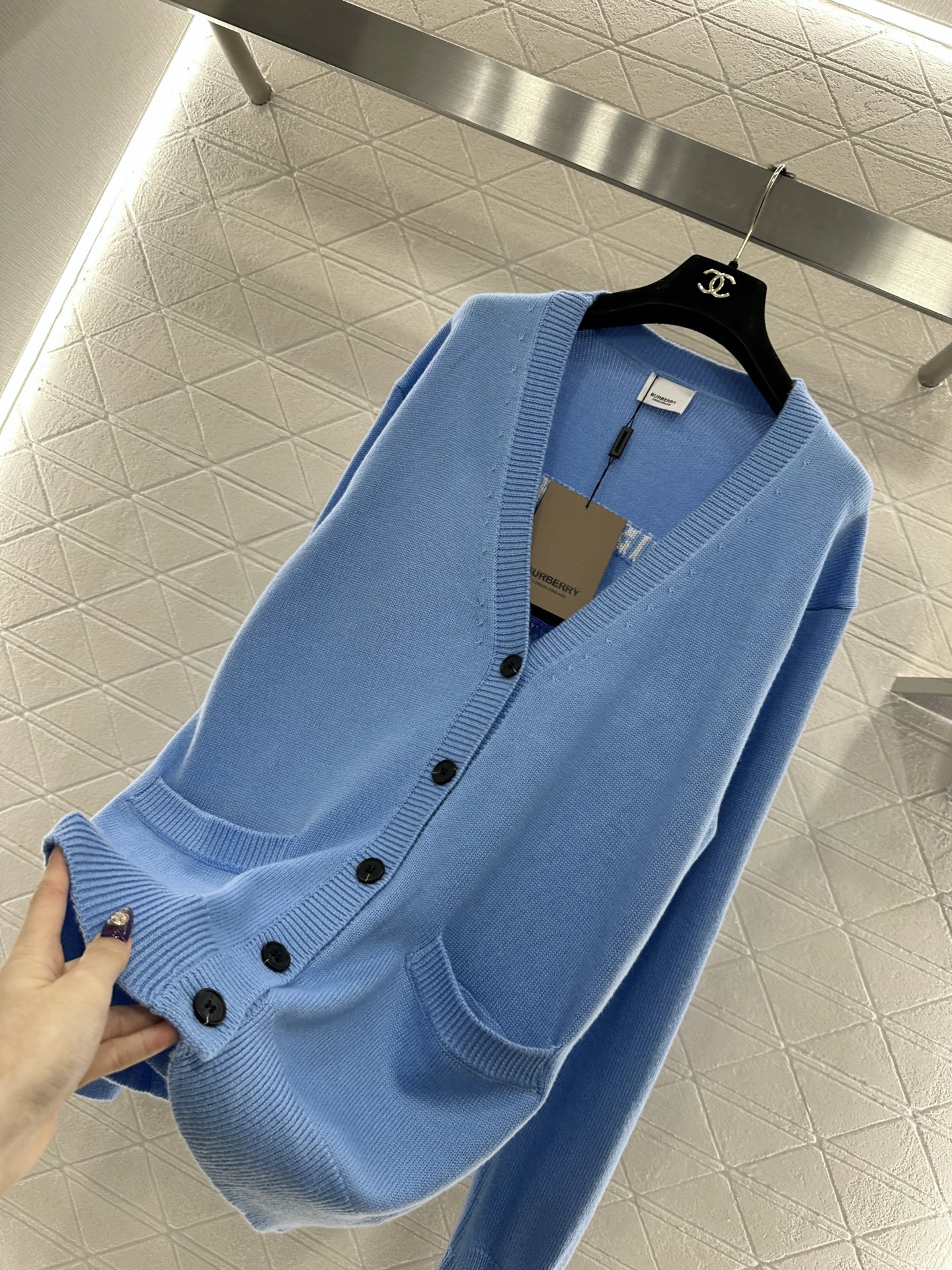 ♥BBR*♥2025新品上架 钩花刺绣口袋针织开衫定制YB羊毛纱线织造，质感高级，舒适柔软，V领针织开衫