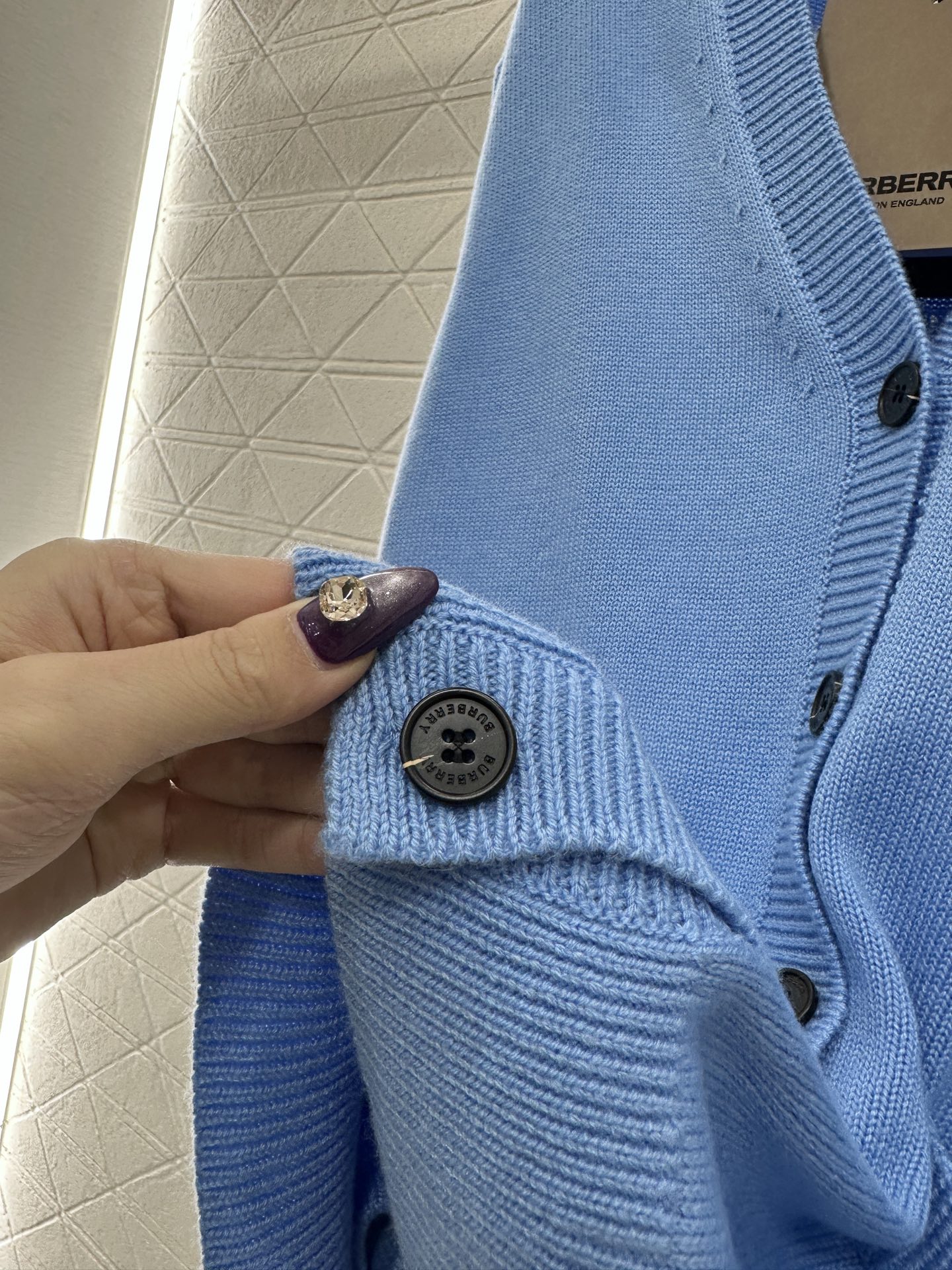 ♥BBR*♥2025新品上架 钩花刺绣口袋针织开衫定制YB羊毛纱线织造，质感高级，舒适柔软，V领针织开衫