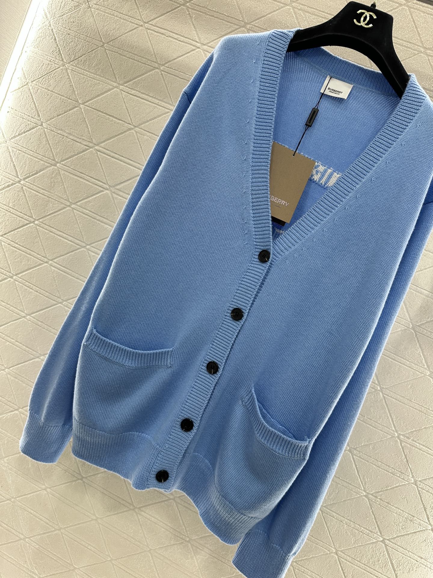 ♥BBR*♥2025新品上架 钩花刺绣口袋针织开衫定制YB羊毛纱线织造，质感高级，舒适柔软，V领针织开衫