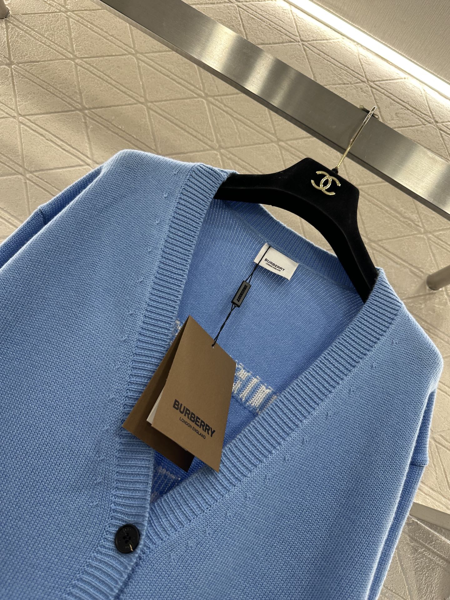 ♥BBR*♥2025新品上架 钩花刺绣口袋针织开衫定制YB羊毛纱线织造，质感高级，舒适柔软，V领针织开衫