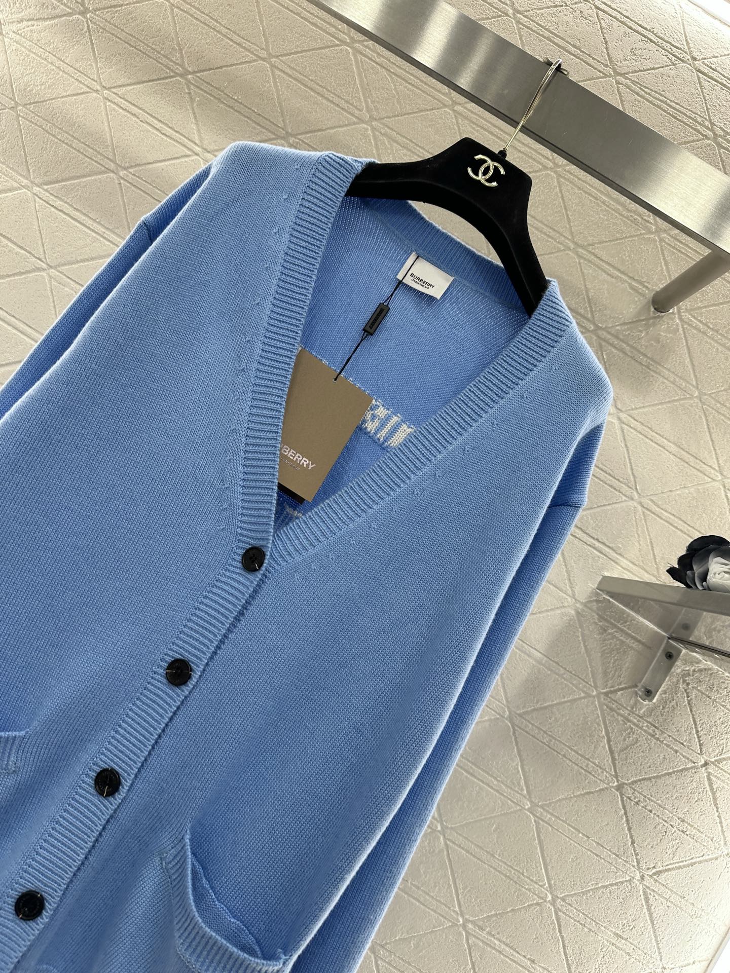 ♥BBR*♥2025新品上架 钩花刺绣口袋针织开衫定制YB羊毛纱线织造，质感高级，舒适柔软，V领针织开衫