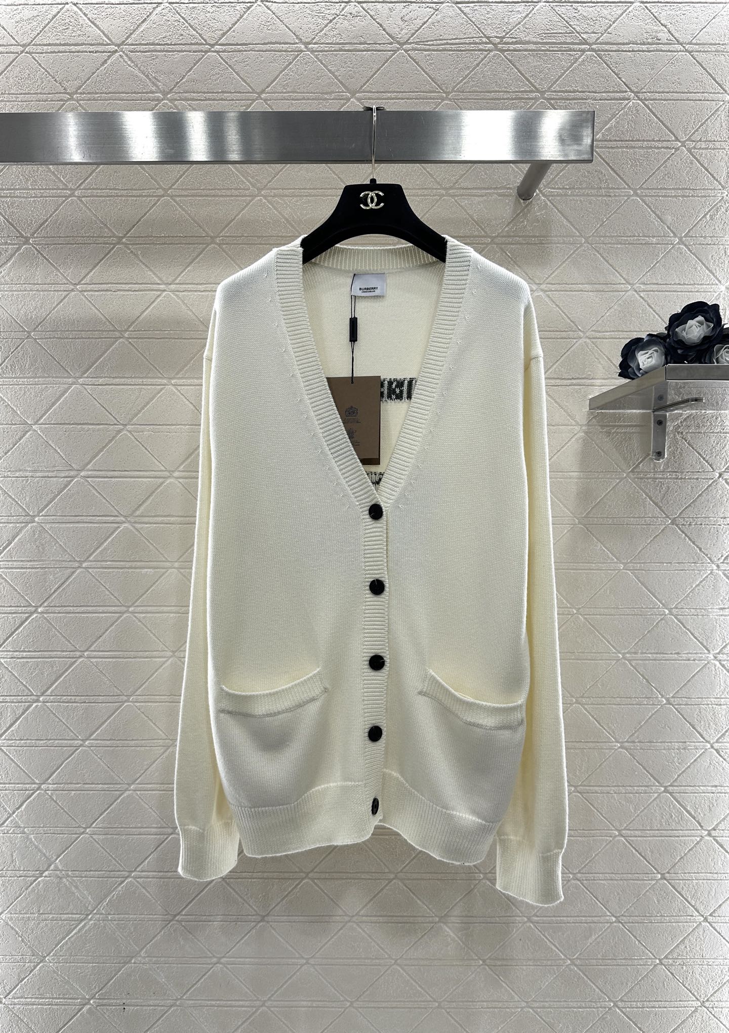 ♥BBR*♥2025新品上架 钩花刺绣口袋针织开衫定制YB羊毛纱线织造，质感高级，舒适柔软，V领针织开衫