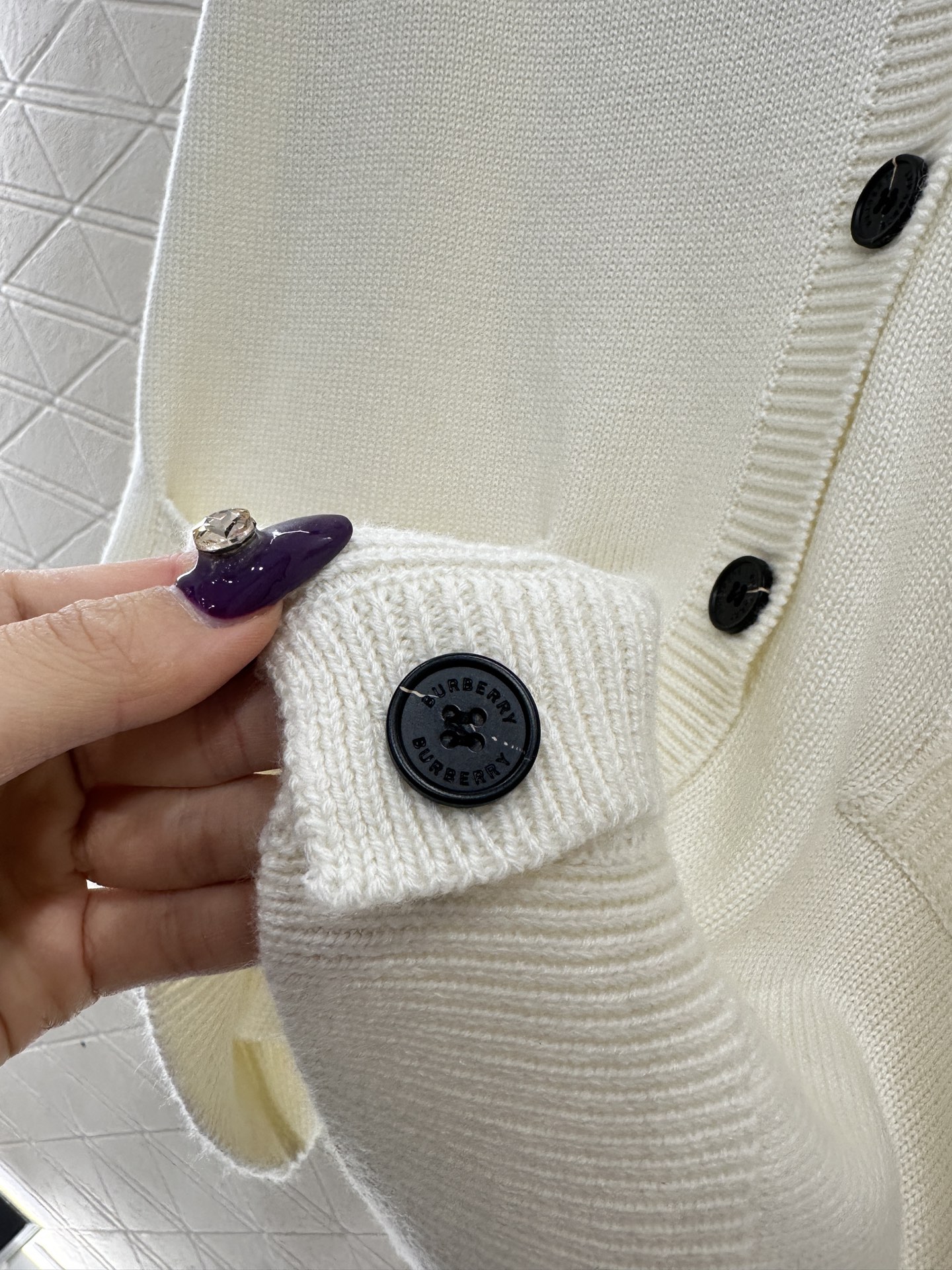 ♥BBR*♥2025新品上架 钩花刺绣口袋针织开衫定制YB羊毛纱线织造，质感高级，舒适柔软，V领针织开衫