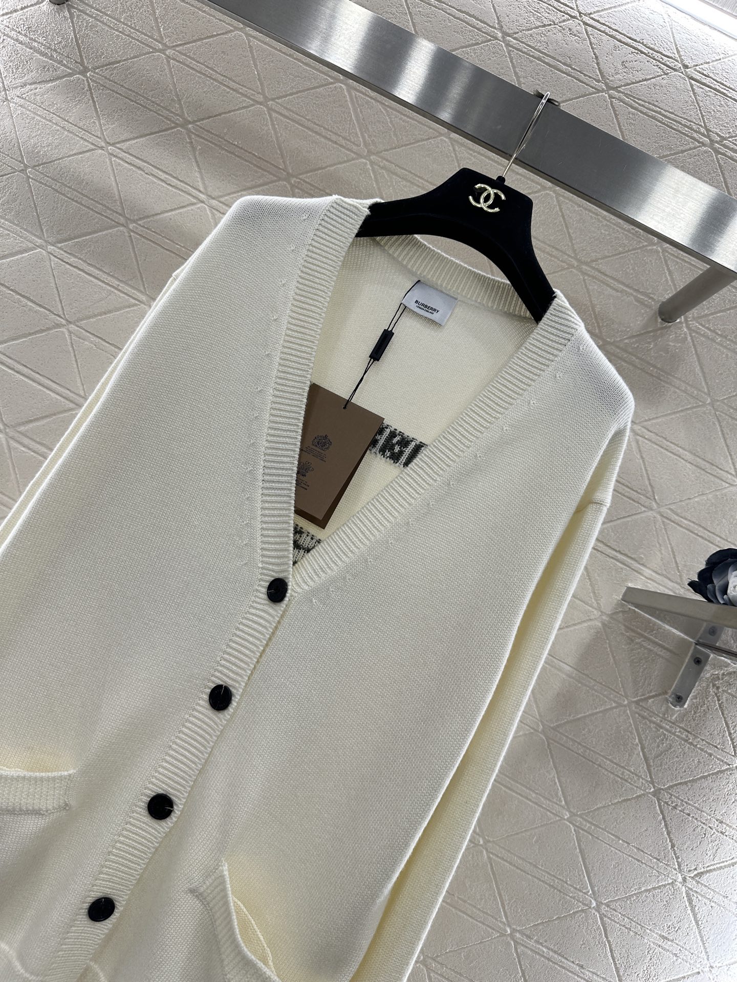 ♥BBR*♥2025新品上架 钩花刺绣口袋针织开衫定制YB羊毛纱线织造，质感高级，舒适柔软，V领针织开衫