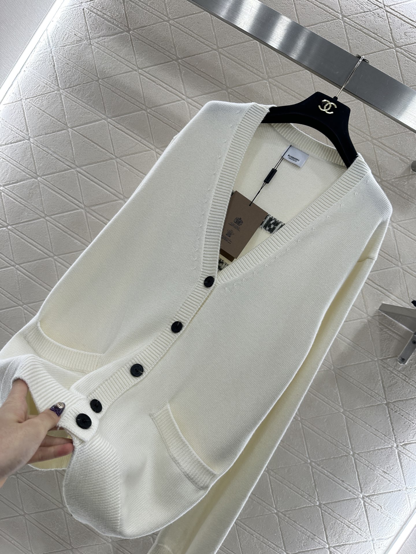 ♥BBR*♥2025新品上架 钩花刺绣口袋针织开衫定制YB羊毛纱线织造，质感高级，舒适柔软，V领针织开衫