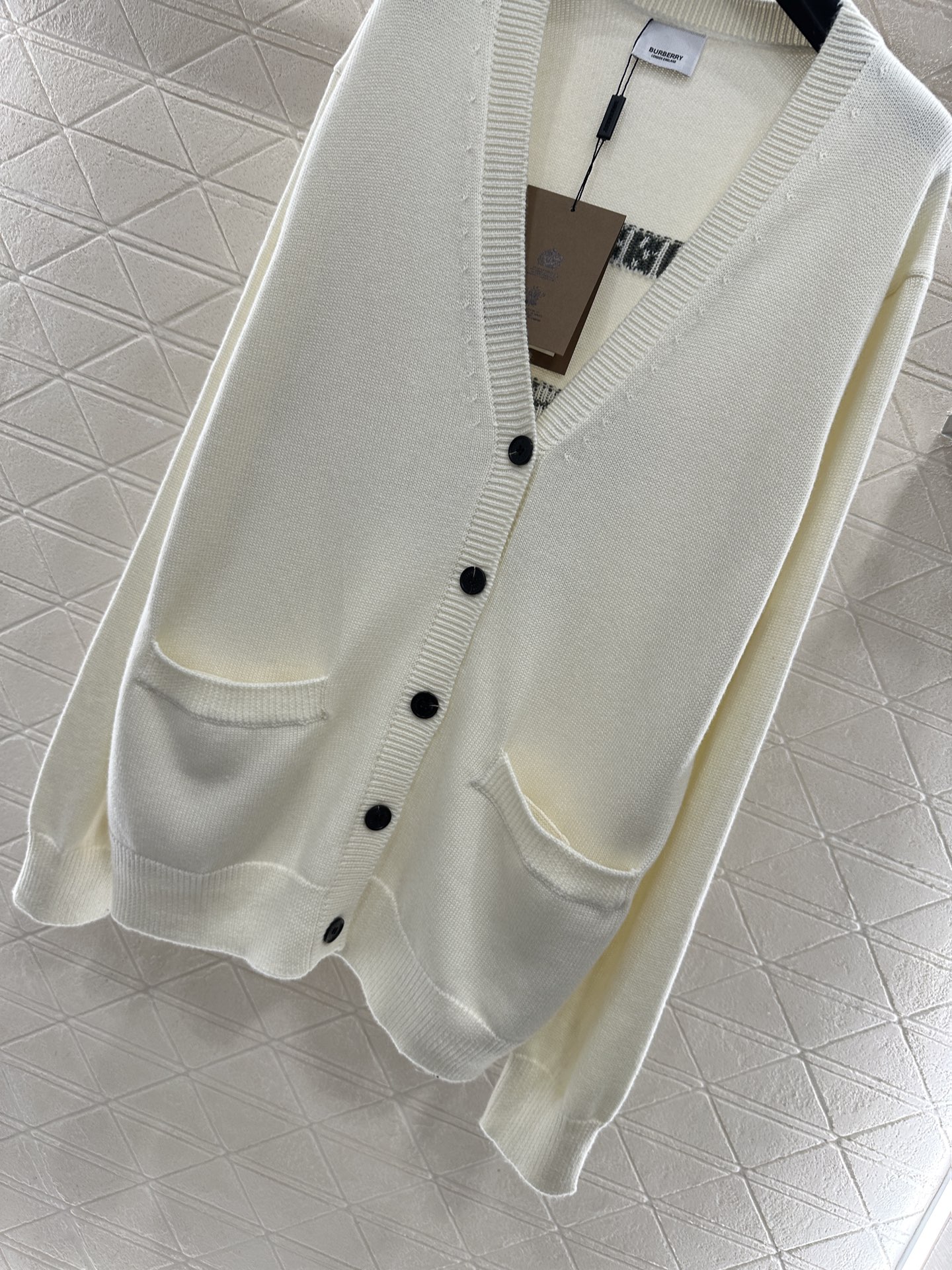 ♥BBR*♥2025新品上架 钩花刺绣口袋针织开衫定制YB羊毛纱线织造，质感高级，舒适柔软，V领针织开衫