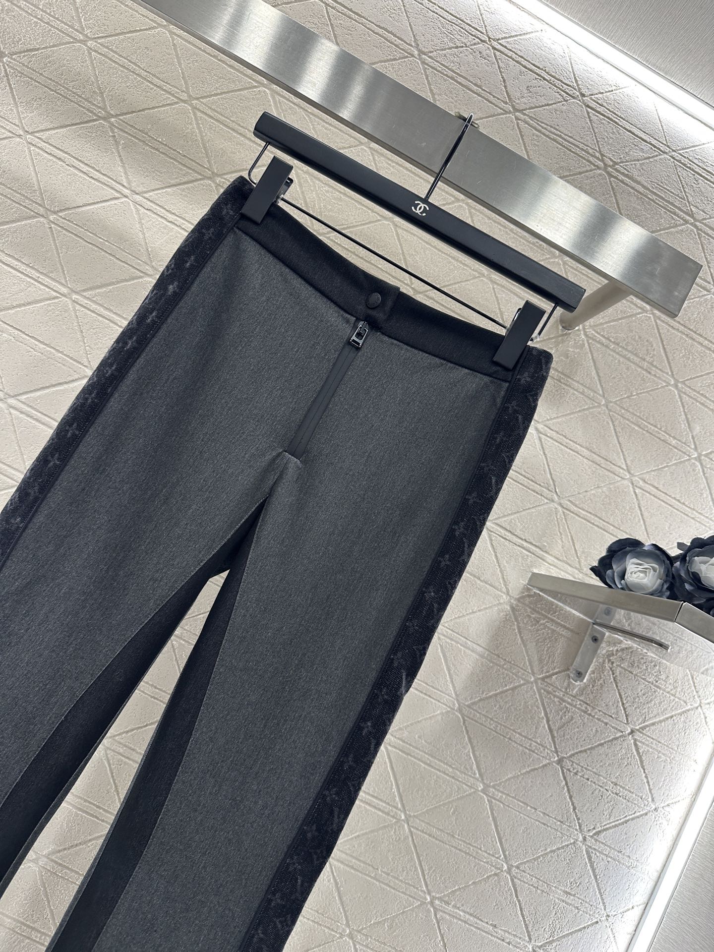 ♥Louis vuitto*♥2025新品上架 提花织带修身弹力微喇长裤定制YB斜纹全棉材质，舒适弹力，