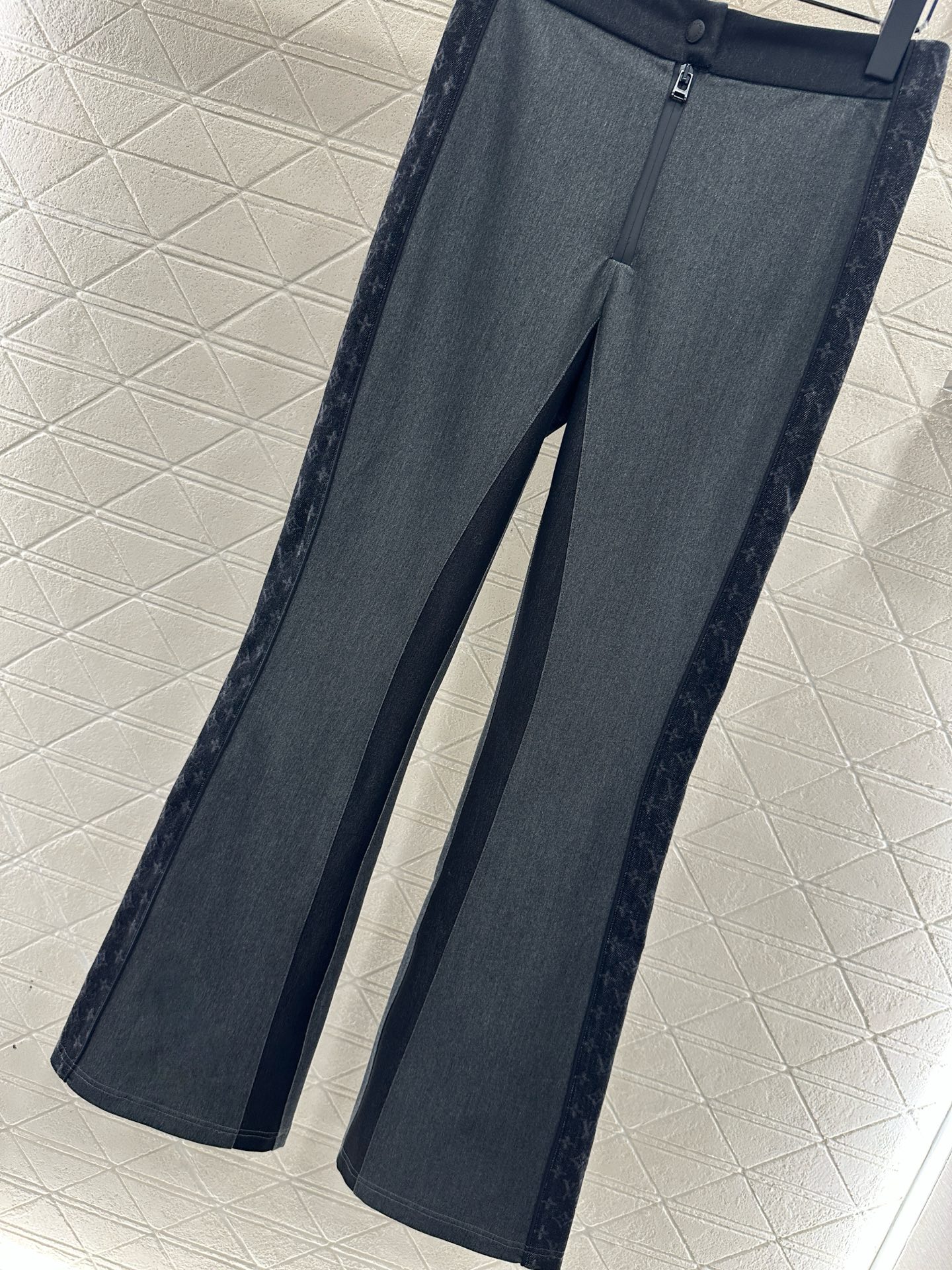 ♥Louis vuitto*♥2025新品上架 提花织带修身弹力微喇长裤定制YB斜纹全棉材质，舒适弹力，