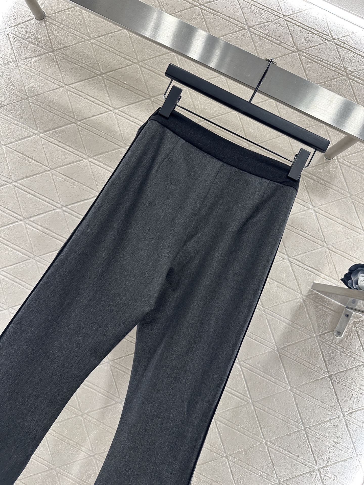 ♥Louis vuitto*♥2025新品上架 提花织带修身弹力微喇长裤定制YB斜纹全棉材质，舒适弹力，