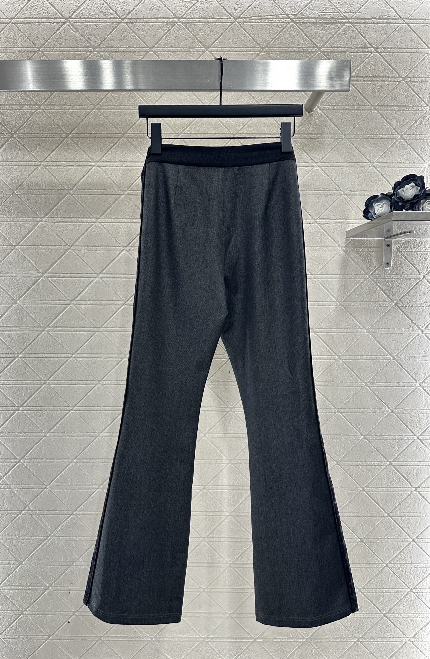 ♥Louis vuitto*♥2025新品上架 提花织带修身弹力微喇长裤定制YB斜纹全棉材质，舒适弹力，