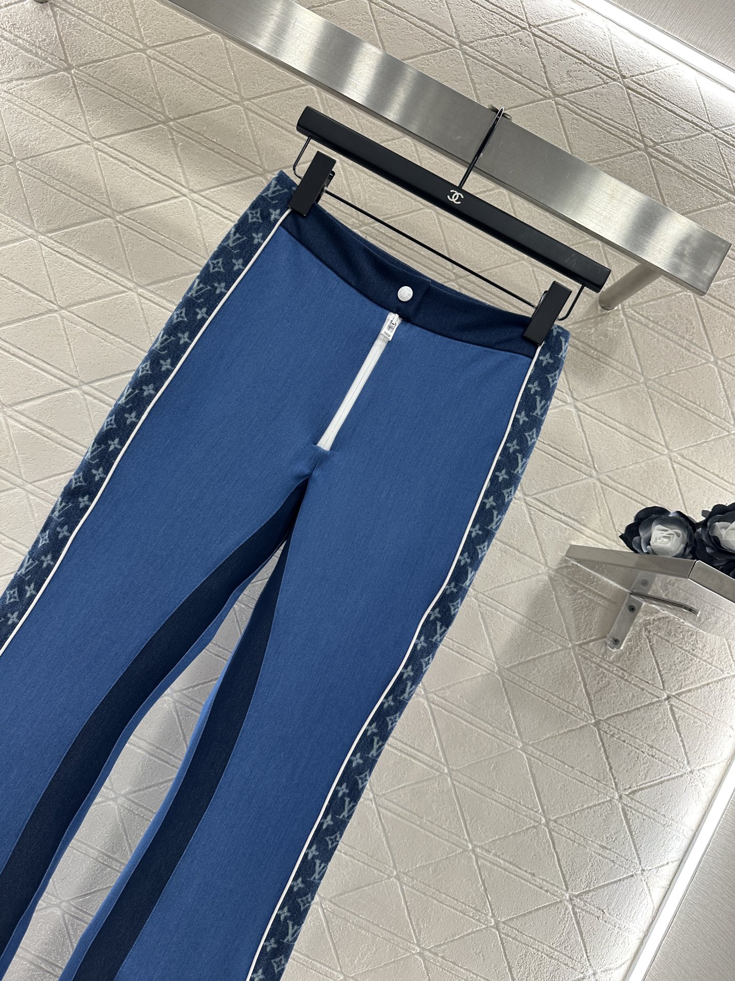 ♥Louis vuitto*♥2025新品上架 提花织带修身弹力微喇长裤定制YB斜纹全棉材质，舒适弹力，
