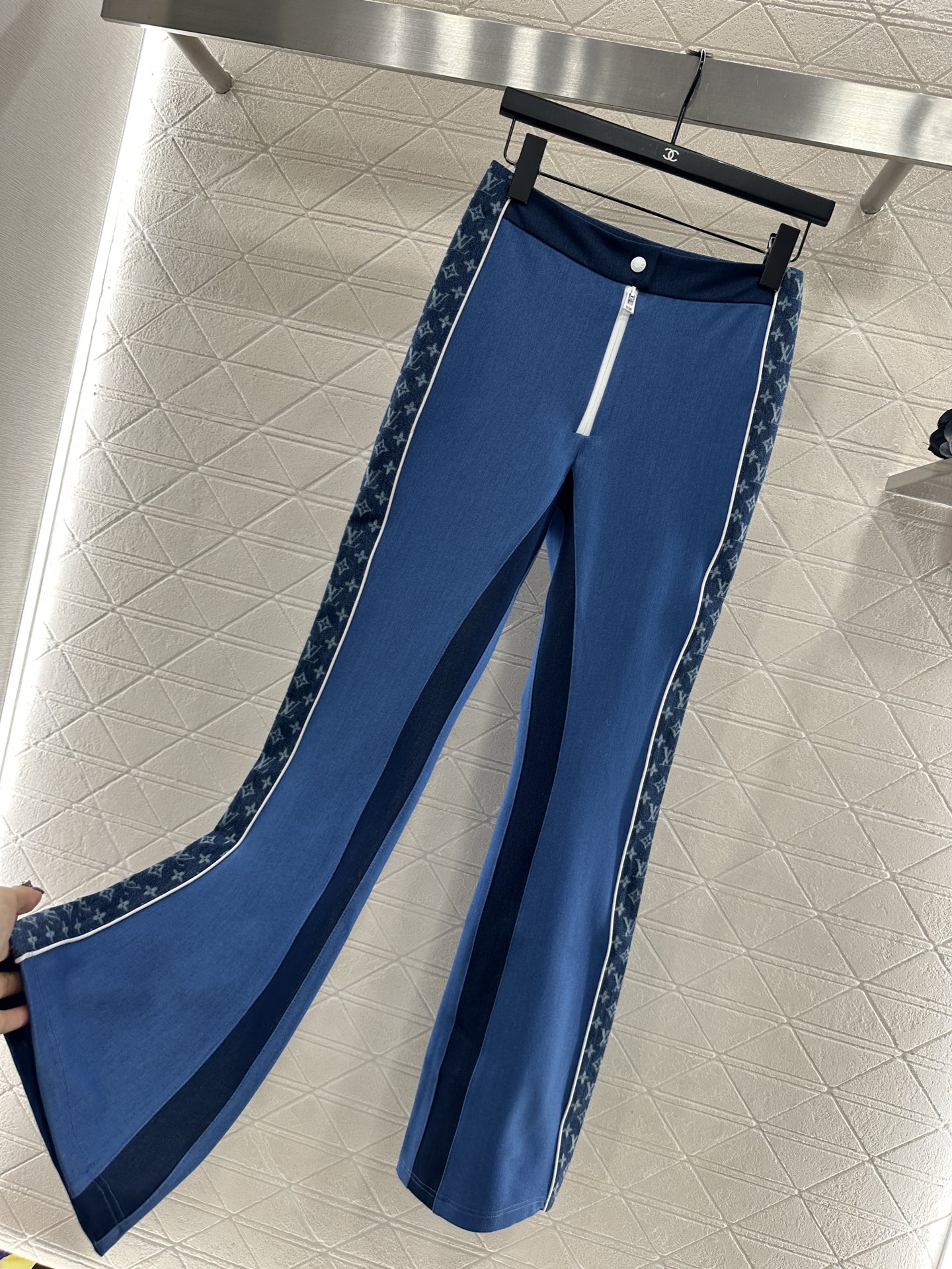 ♥Louis vuitto*♥2025新品上架 提花织带修身弹力微喇长裤定制YB斜纹全棉材质，舒适弹力，