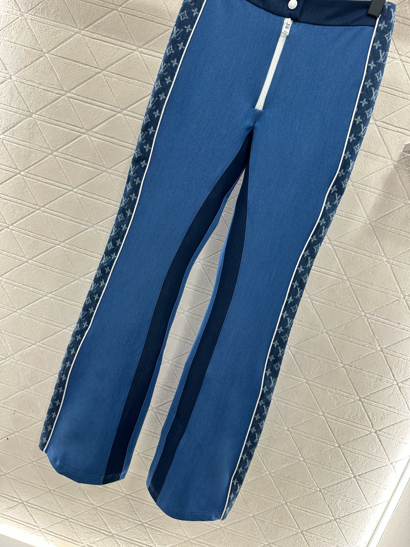 ♥Louis vuitto*♥2025新品上架 提花织带修身弹力微喇长裤定制YB斜纹全棉材质，舒适弹力，
