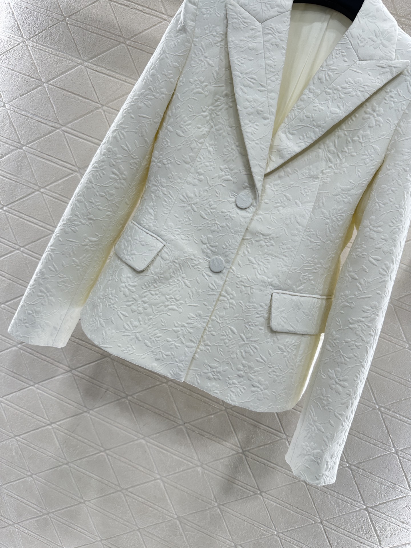 ♥Dio*♥2025新品上架 正肩西装半裙套装定制YB进口起毛材质，面料凹凸花朵藤蔓的褶皱肌理明显，垂感