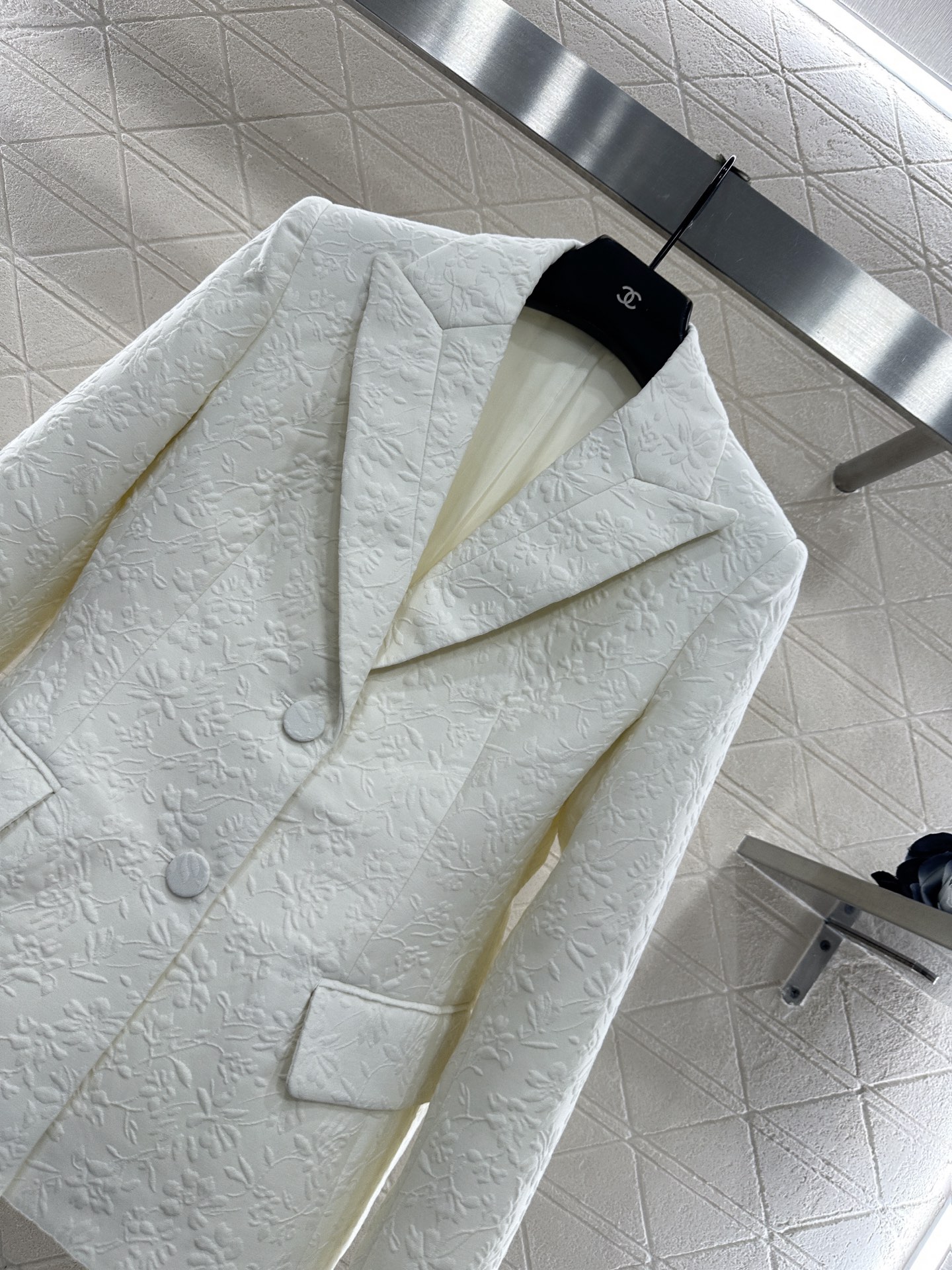 ♥Dio*♥2025新品上架 正肩西装半裙套装定制YB进口起毛材质，面料凹凸花朵藤蔓的褶皱肌理明显，垂感