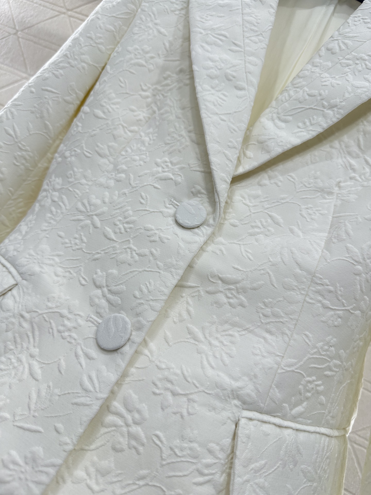 ♥Dio*♥2025新品上架 正肩西装半裙套装定制YB进口起毛材质，面料凹凸花朵藤蔓的褶皱肌理明显，垂感