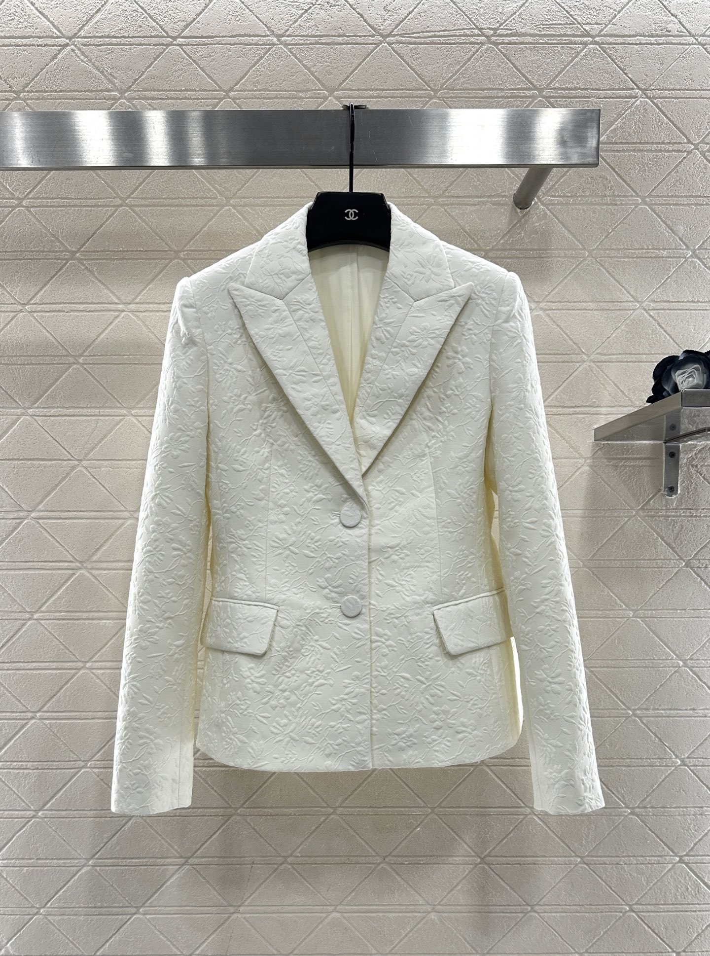 ♥Dio*♥2025新品上架 正肩西装半裙套装定制YB进口起毛材质，面料凹凸花朵藤蔓的褶皱肌理明显，垂感