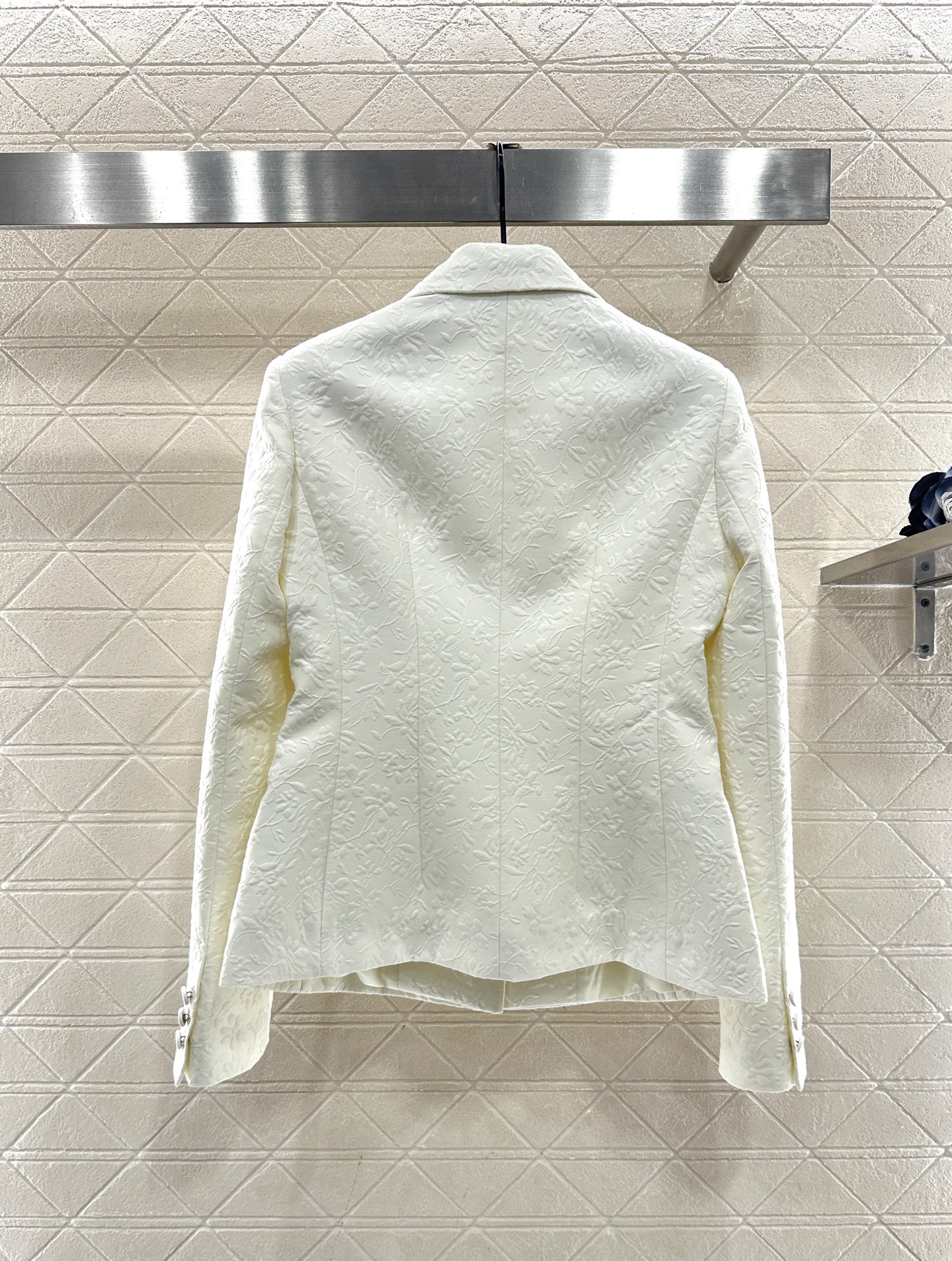 ♥Dio*♥2025新品上架 正肩西装半裙套装定制YB进口起毛材质，面料凹凸花朵藤蔓的褶皱肌理明显，垂感