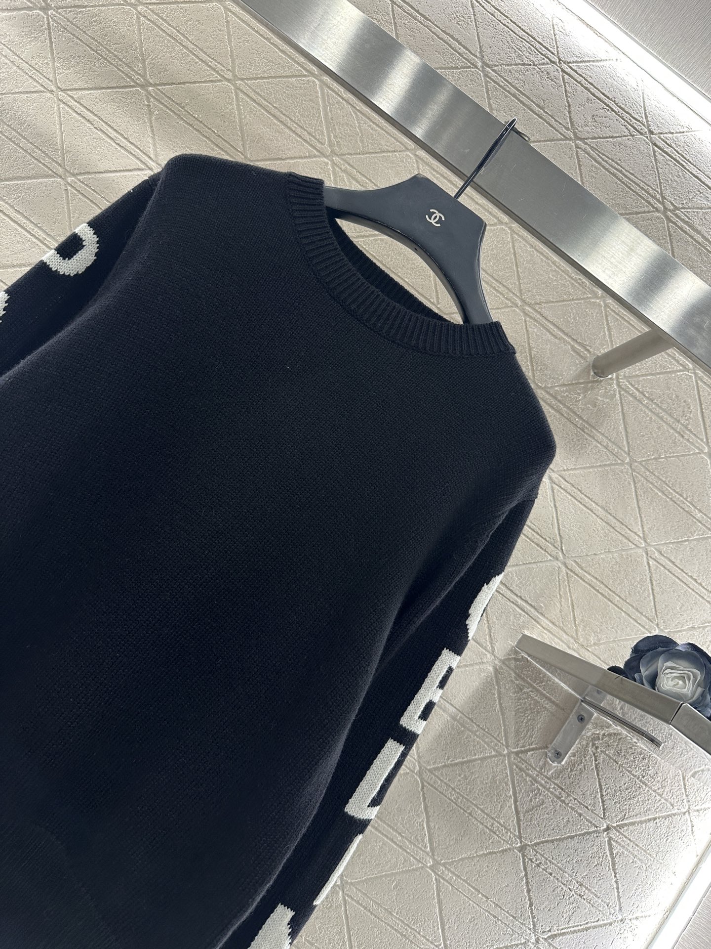 ♥Celin*♥2025新品上架 钩花字母针织套头毛衣定制YB羊毛纱线织造，软糯柔软，穿搭舒适保暖，圆领