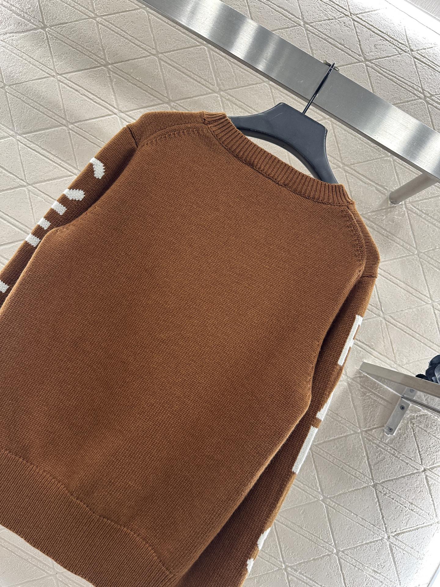 ♥Celin*♥2025新品上架 钩花字母针织套头毛衣定制YB羊毛纱线织造，软糯柔软，穿搭舒适保暖，圆领