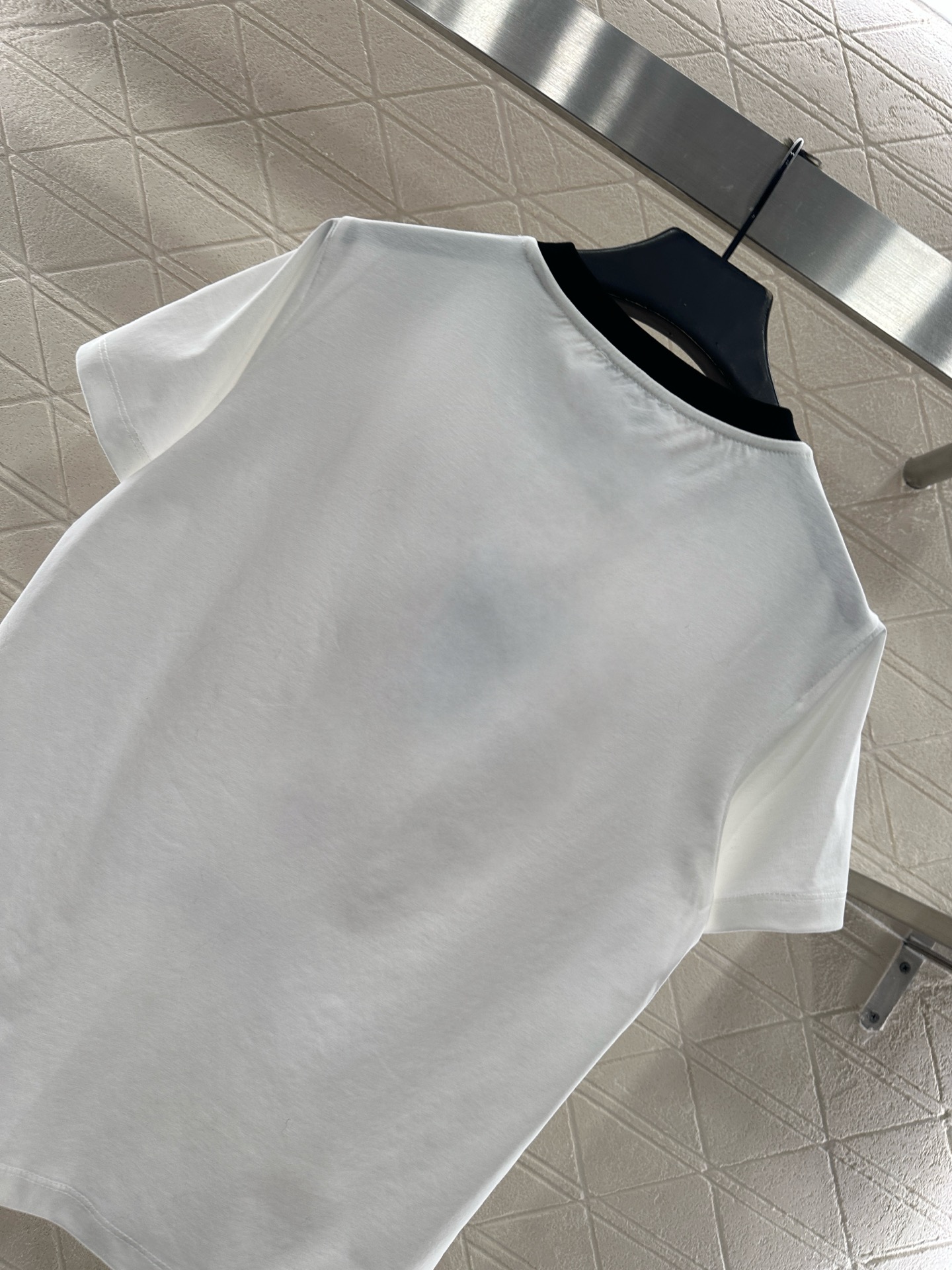 ♥Chane*♥2025新品上架 圆领植绒水钻徽标𝑇𝑒𝑒定制YB斜纹全棉材质，柔软亲肤，舒适有型，常规短