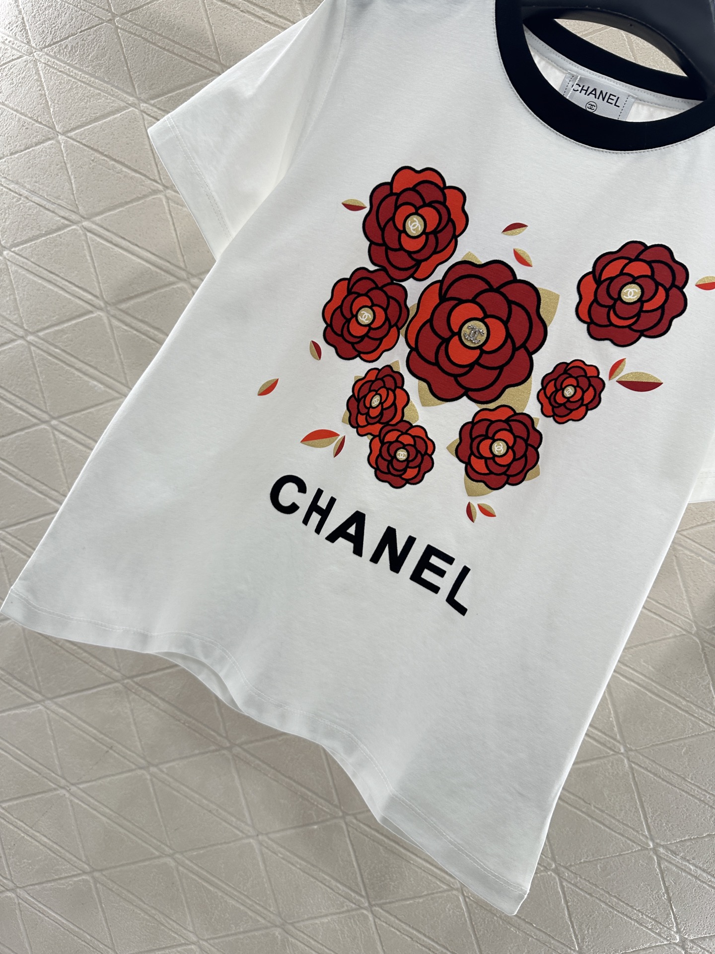 ♥Chane*♥2025新品上架 圆领植绒水钻徽标𝑇𝑒𝑒定制YB斜纹全棉材质，柔软亲肤，舒适有型，常规短