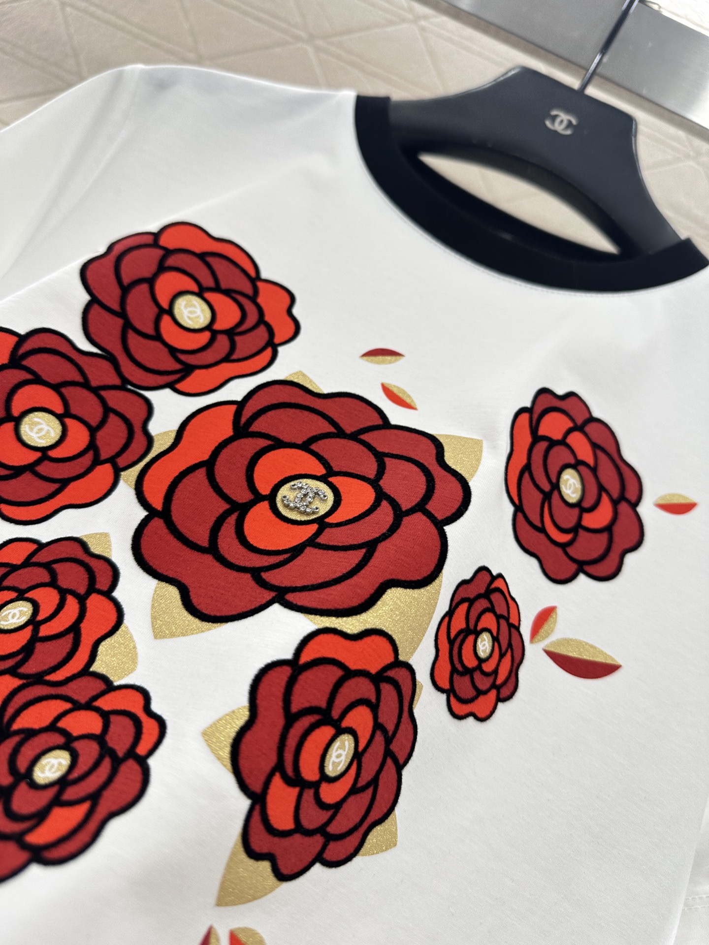 ♥Chane*♥2025新品上架 圆领植绒水钻徽标𝑇𝑒𝑒定制YB斜纹全棉材质，柔软亲肤，舒适有型，常规短