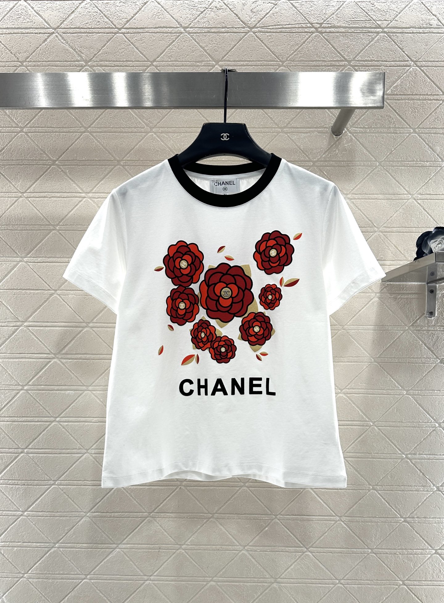 ♥Chane*♥2025新品上架 圆领植绒水钻徽标𝑇𝑒𝑒定制YB斜纹全棉材质，柔软亲肤，舒适有型，常规短