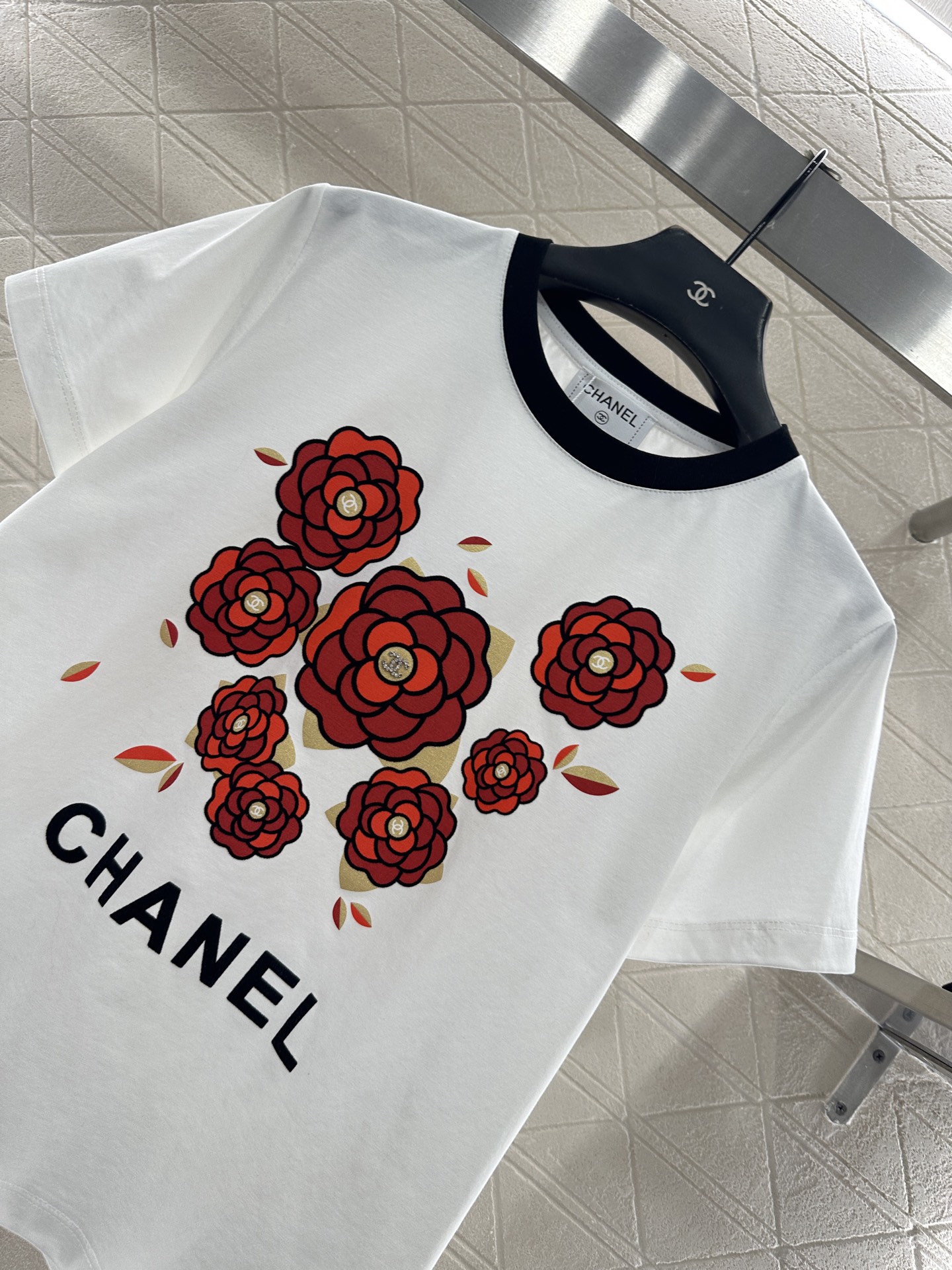 ♥Chane*♥2025新品上架 圆领植绒水钻徽标𝑇𝑒𝑒定制YB斜纹全棉材质，柔软亲肤，舒适有型，常规短