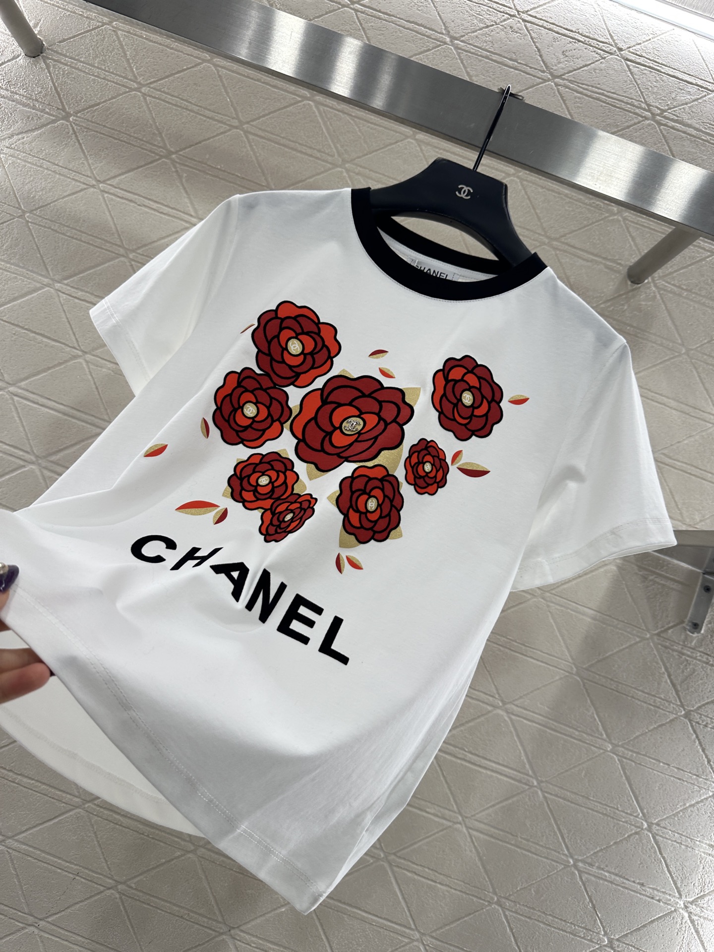 ♥Chane*♥2025新品上架 圆领植绒水钻徽标𝑇𝑒𝑒定制YB斜纹全棉材质，柔软亲肤，舒适有型，常规短